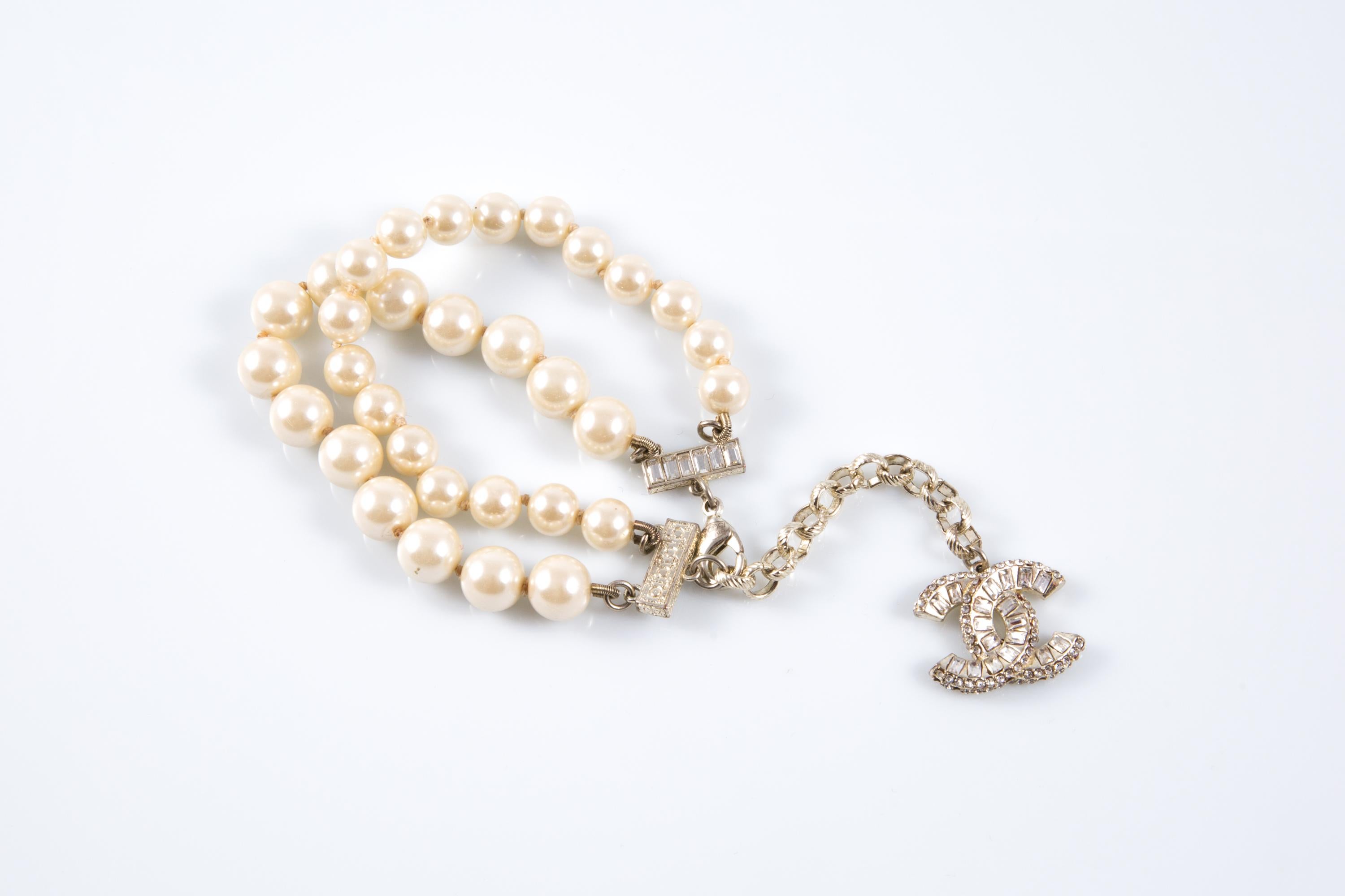 Bracciale CC Chanel avorio con perle finte grandi in vendita 1