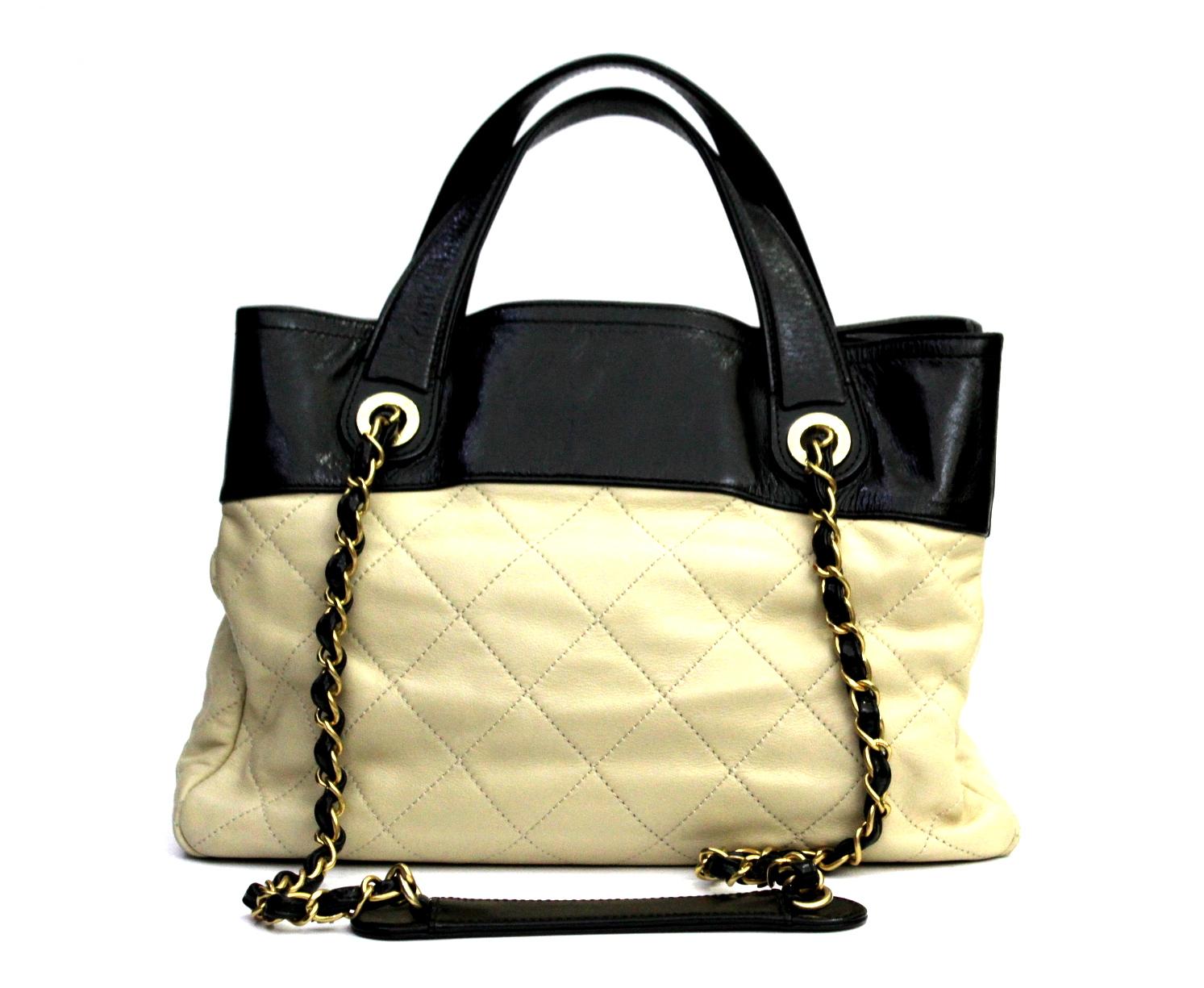 This designer vintage shoulder bag in quilted nude lambskin and black aged calfskin with CC logo lock at the front and gold tone hardware from 2012 Collection is perfect for a casual wear. It has a roomy interior with two open compartments, one