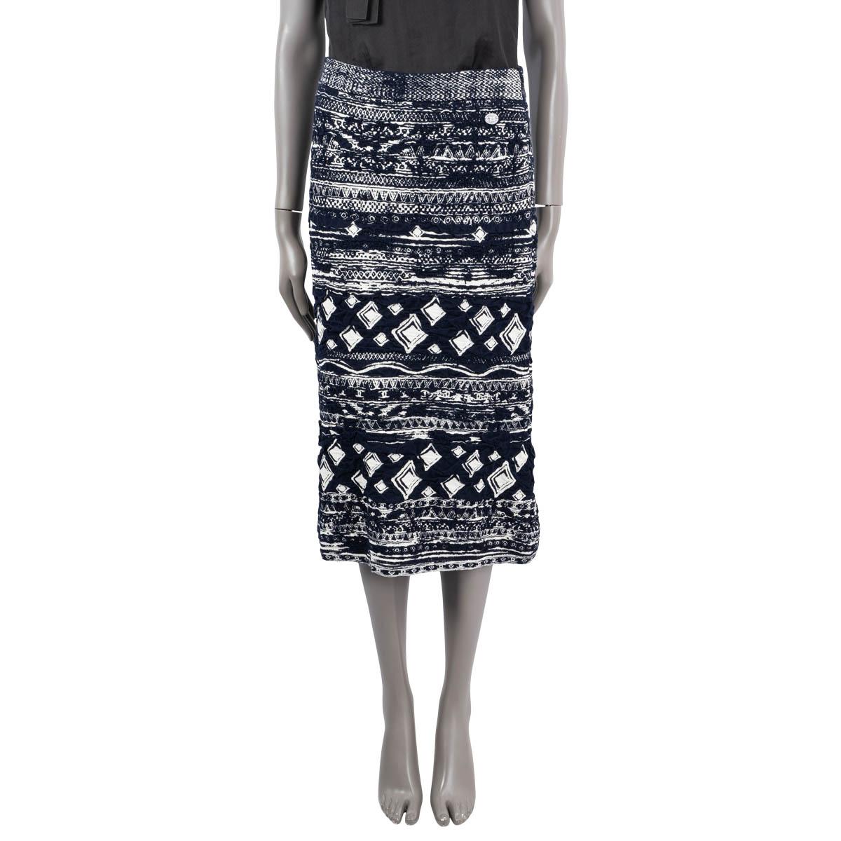 100% authentic Chanel jacquard knit skirt in navy blue and ivory cotton (50%), viscose (40%) and polyester (10%). Elastic waist band with button. Unlined. Has been worn and is in excellent condition.

2018 Paris-Greece