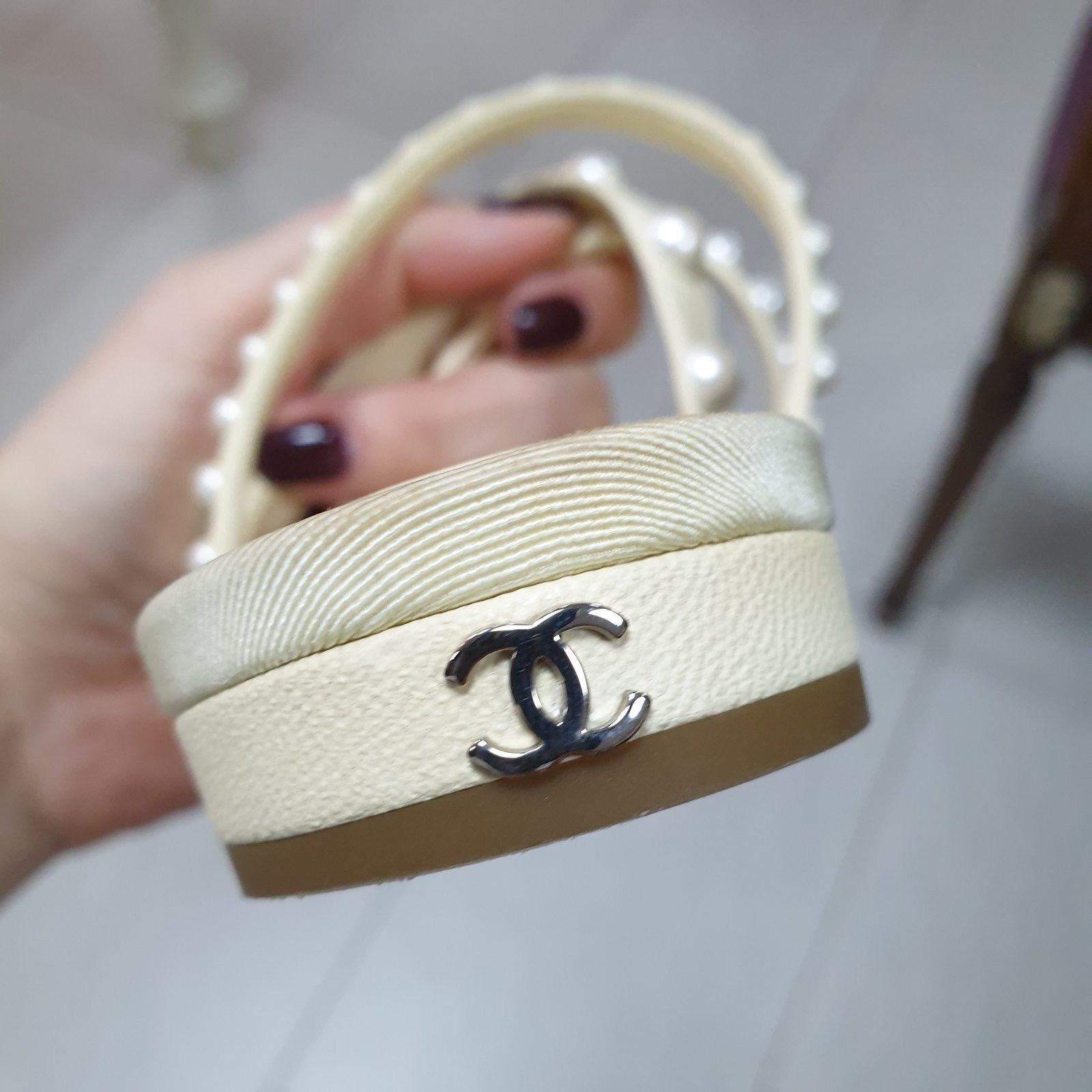 Chanel Elfenbein Perle verschönert Leder Pantoletten Sandalen Flip Flops  im Angebot 6