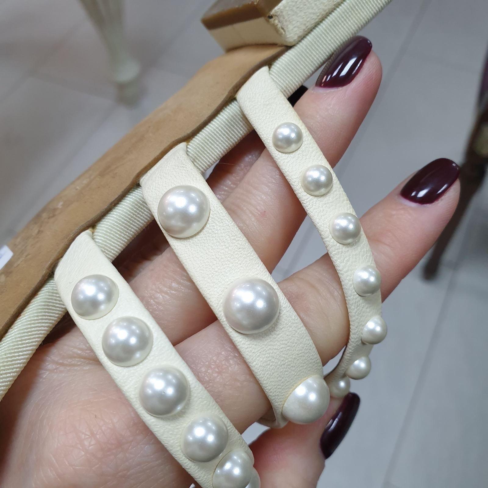 Chanel Mules en cuir ivoire ornées de perles  en vente 9