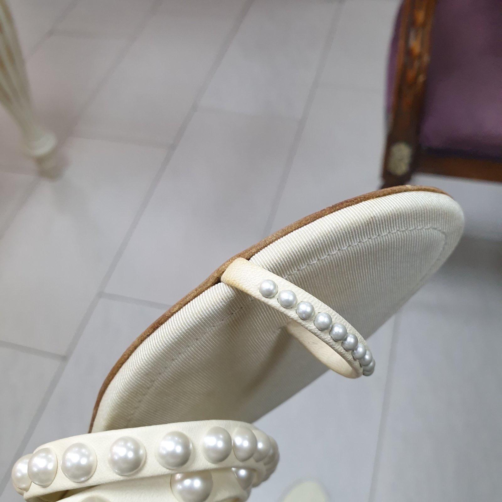 Chanel Mules en cuir ivoire ornées de perles  en vente 10