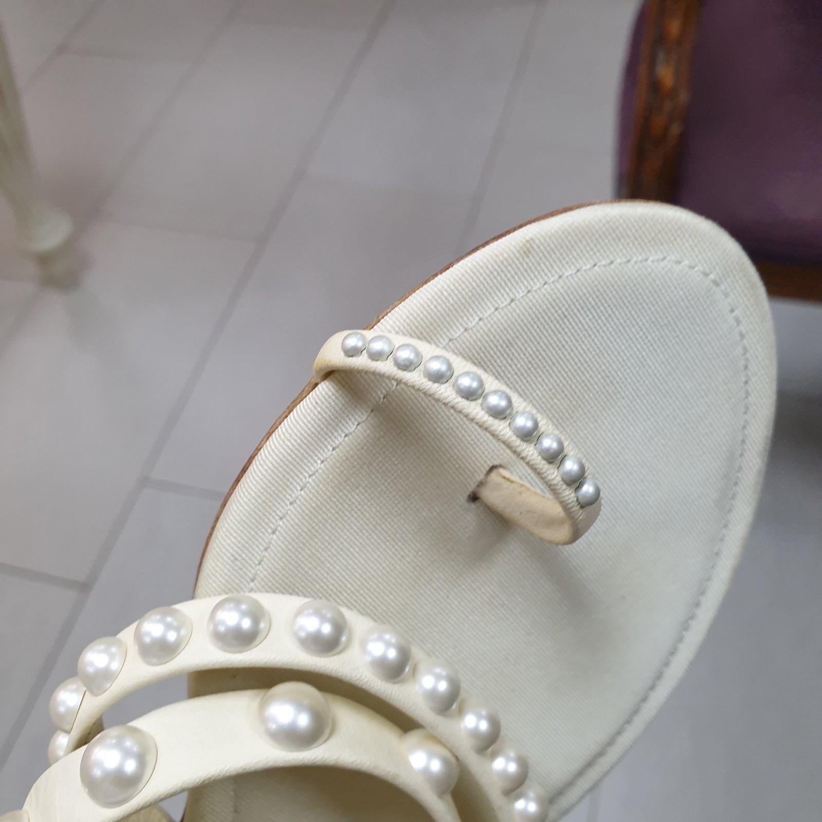 Chanel Elfenbein Perle verschönert Leder Pantoletten Sandalen Flip Flops  im Angebot 11