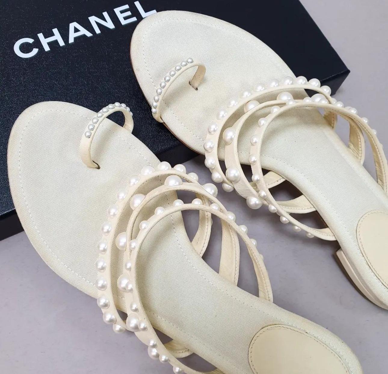Chanel Ivory Pearl Embelished Leather Mule Sandals Flip Flops  In Good Condition For Sale In Krakow, PL