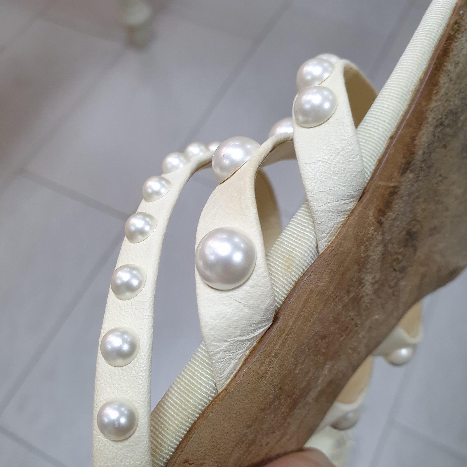 Chanel Elfenbein Perle verschönert Leder Pantoletten Sandalen Flip Flops  im Angebot 3