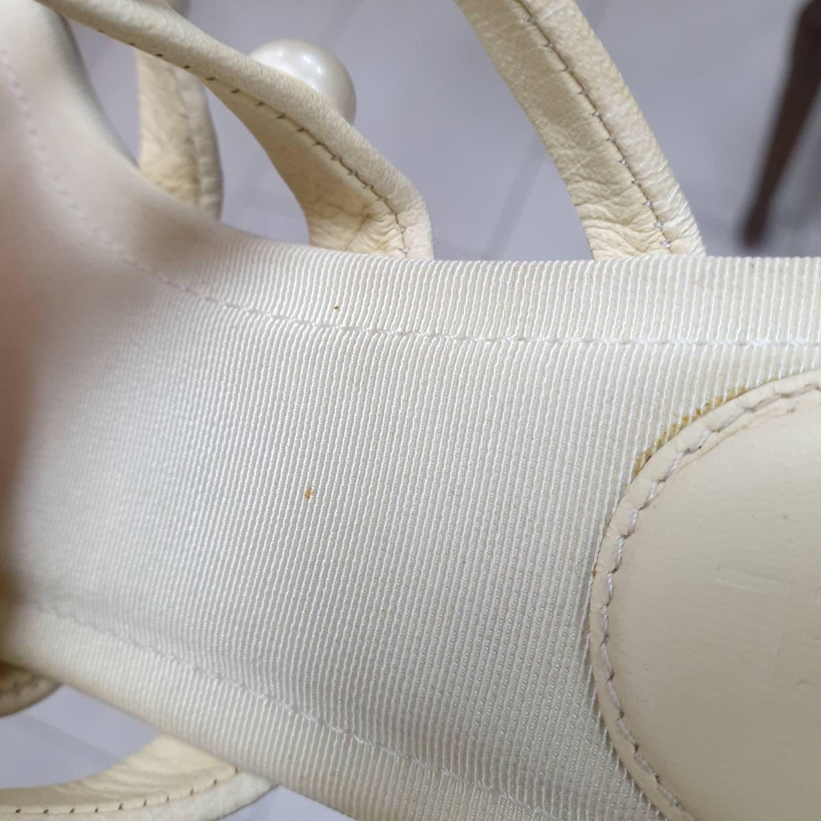 Chanel Elfenbein Perle verschönert Leder Pantoletten Sandalen Flip Flops  im Angebot 5