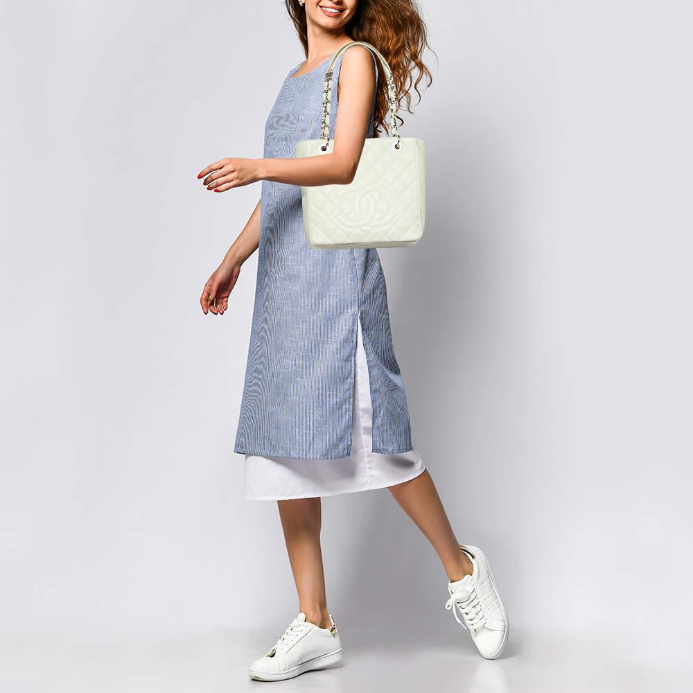 A classic handbag comes with the promise of enduring appeal  boosting your style time and again. This designer bag is one such creation. Itâ€™s a fine purchase.