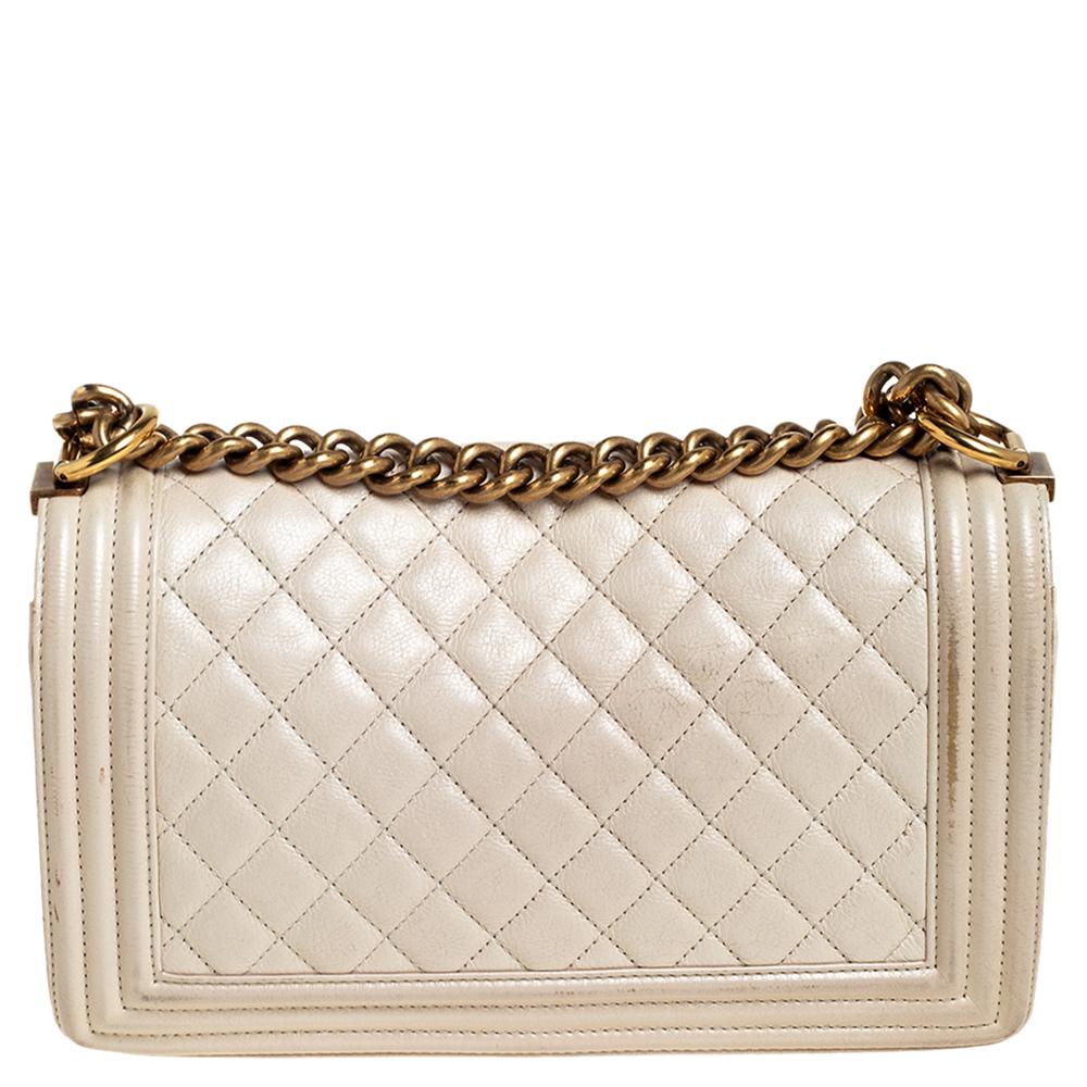 Every Chanel creation deserves to be etched with honor in the history of fashion as they carry irreplaceable style. Like this stunner of a Boy Flap that has been exquisitely crafted from quilted leather. It does not only bring an ivory shade but
