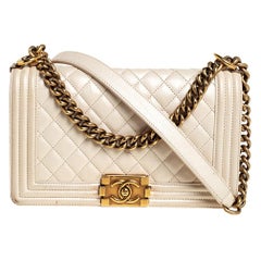 Chanel Elfenbein gestepptes Leder Medium Boy Bag