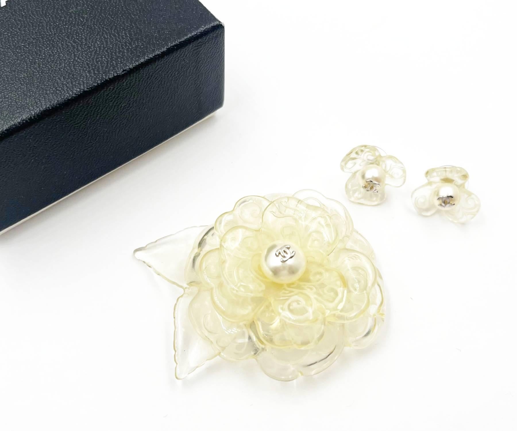 Chanel Ivory Resin Engraving Etching Camellia Flower Brooch

*Marked 03
*Made in France
*Comes with original box

-The brooch is approximately 2.5″ x 2.3″.
-Very cute and classic
-In a pristine condition.
-The earrings are for pictures