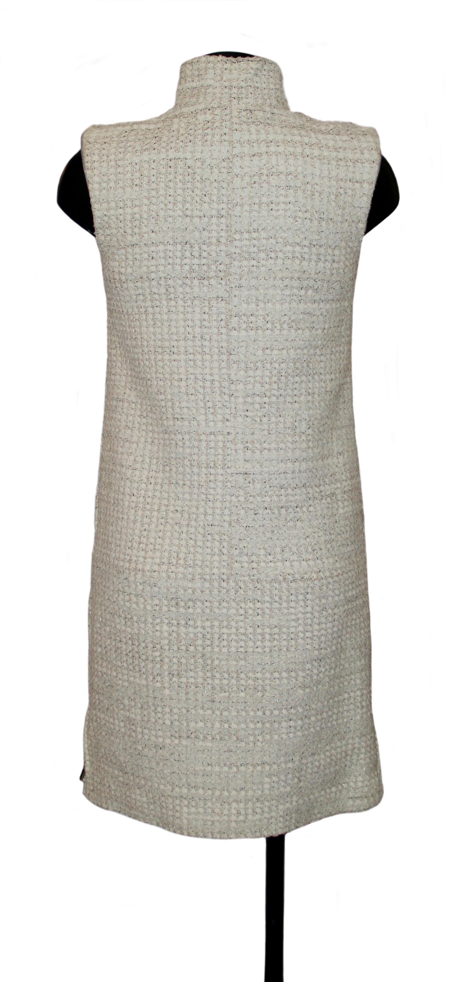 This pre-owned ivory dress from the house of Chanel is crafted in a Lesage tweed, lined with soft lambskin inset on the shoulders and the neck line. The dress itself is lined with pure tone on tone silk.
It features 4 pearl buttons in the shape of