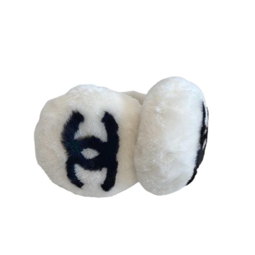Chanel Ivory Shearling CC Logo Earmuffs
 

  - Crafted from soft ivory shearling with CC logo rendered in black
 

 Materials:
 Shearling
 

 Made in Italy
 

 PLEASE NOTE, THESE ITEMS ARE PRE-OWNED AND MAY SHOW SIGNS OF BEING STORED EVEN WHEN