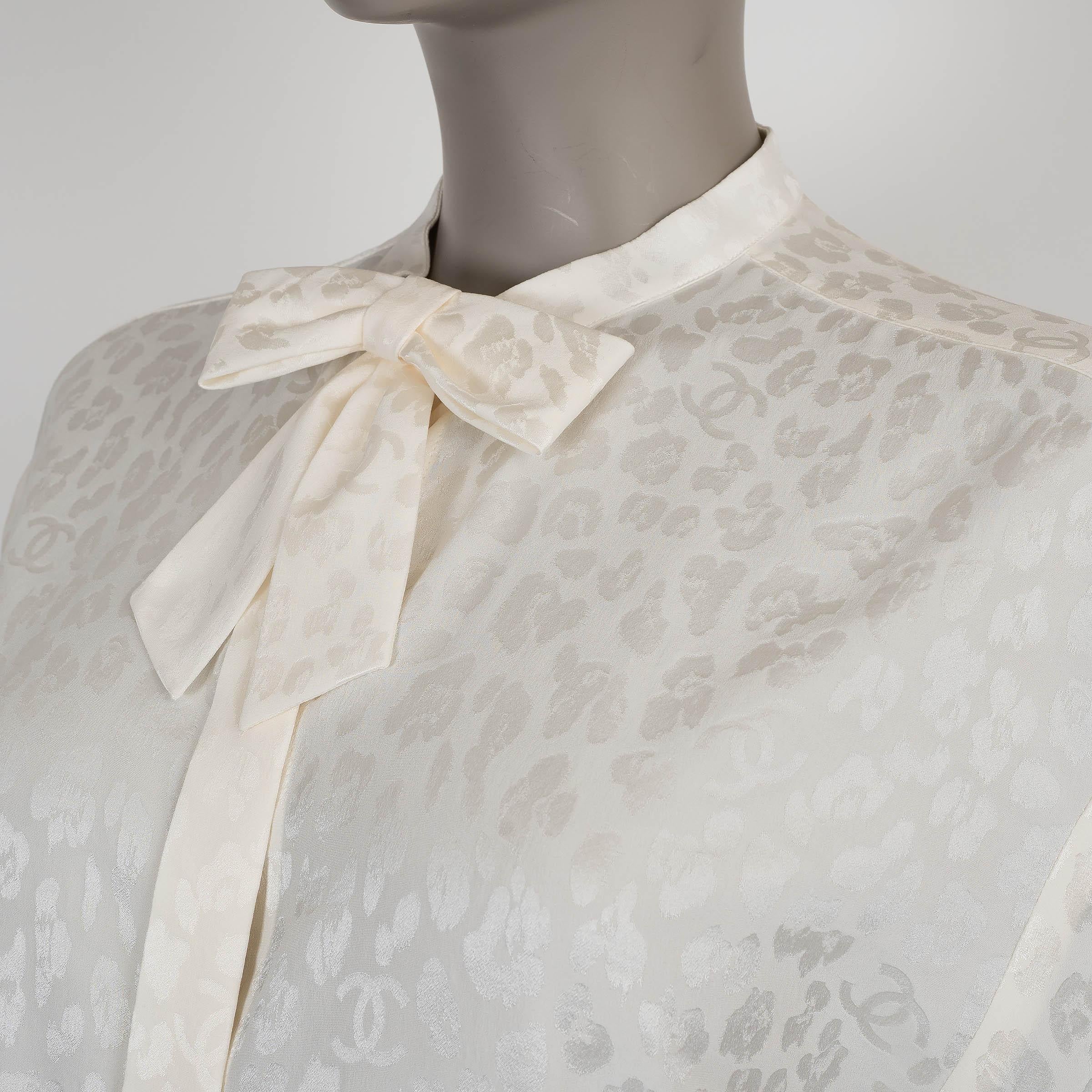 CHANEL ivory silk 23A DAKAR LEOPARD JACQUARD BOW Shirt 40 M For Sale 1