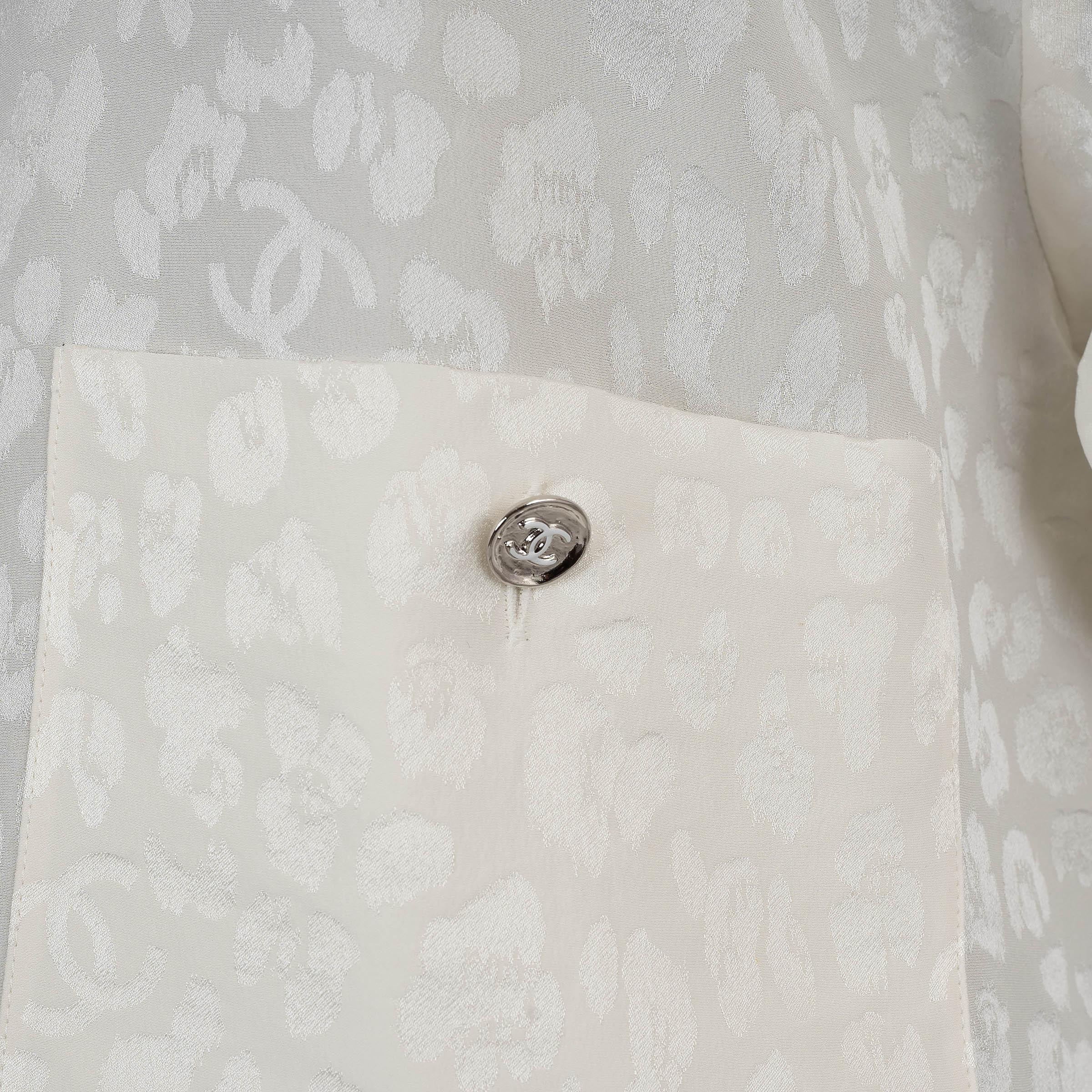 CHANEL ivory silk 23A DAKAR LEOPARD JACQUARD BOW Shirt 40 M For Sale 2