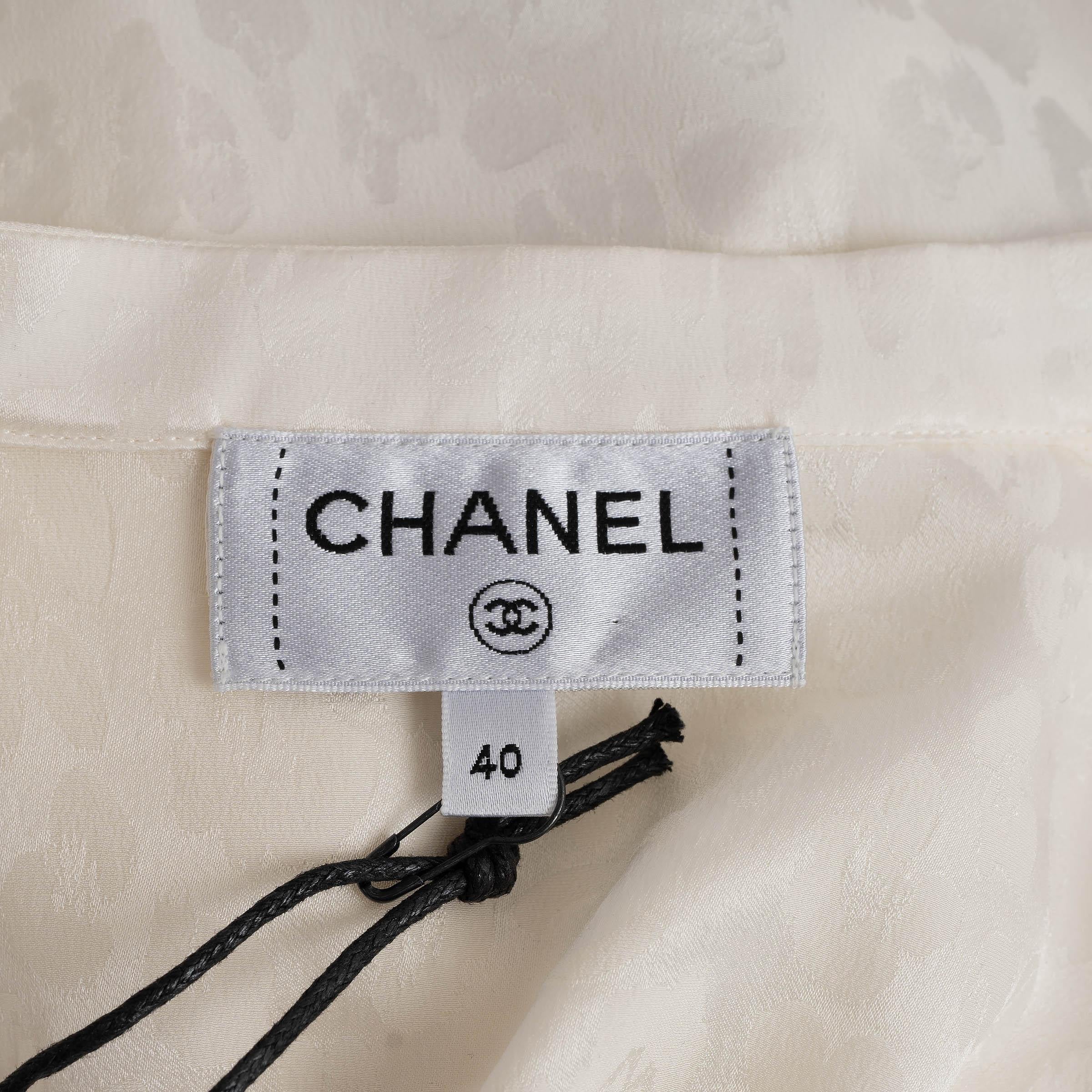 CHANEL ivory silk 23A DAKAR LEOPARD JACQUARD BOW Shirt 40 M For Sale 3