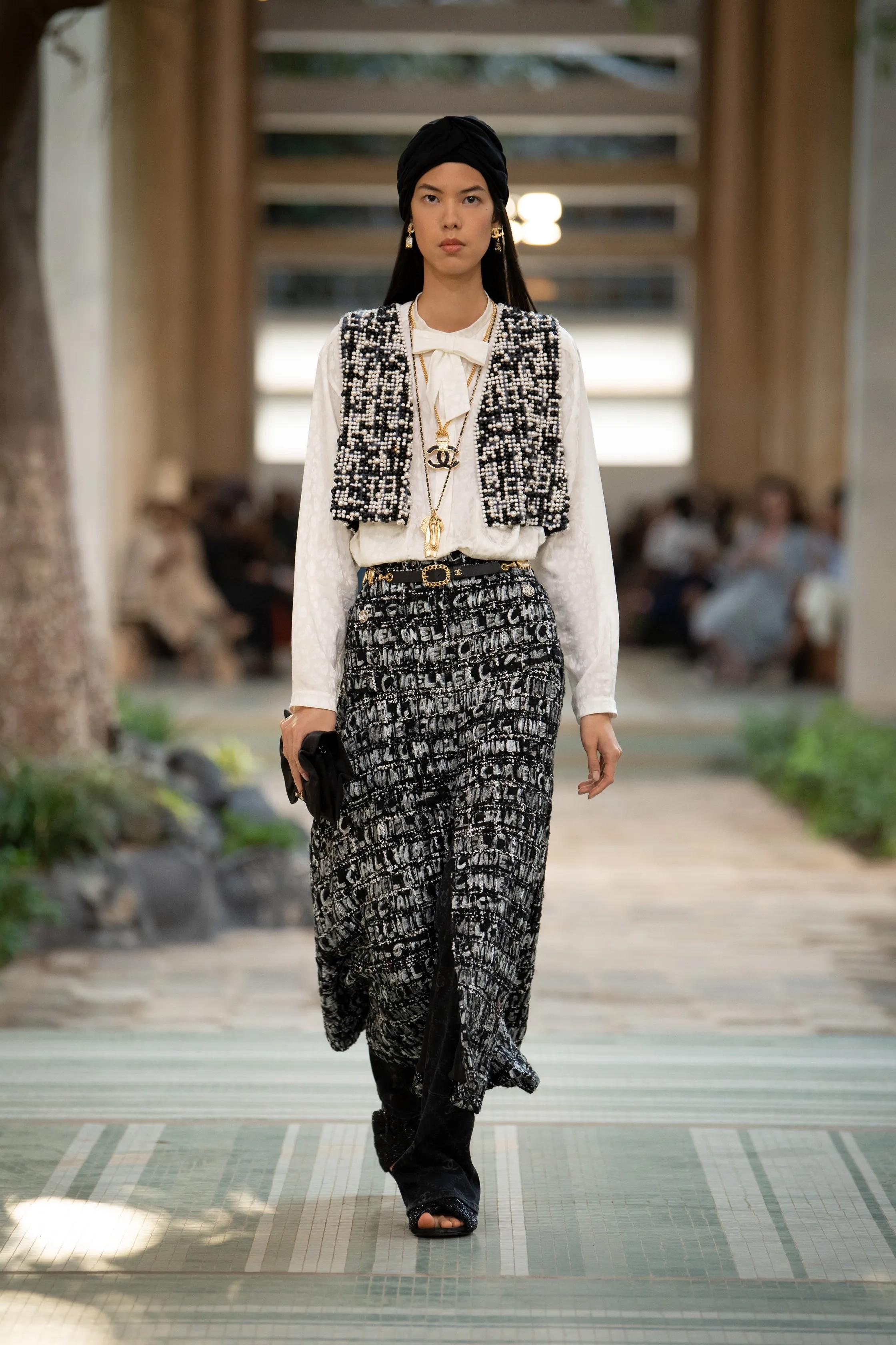 CHANEL ivory silk 23A DAKAR LEOPARD JACQUARD BOW Shirt 40 M For Sale 5
