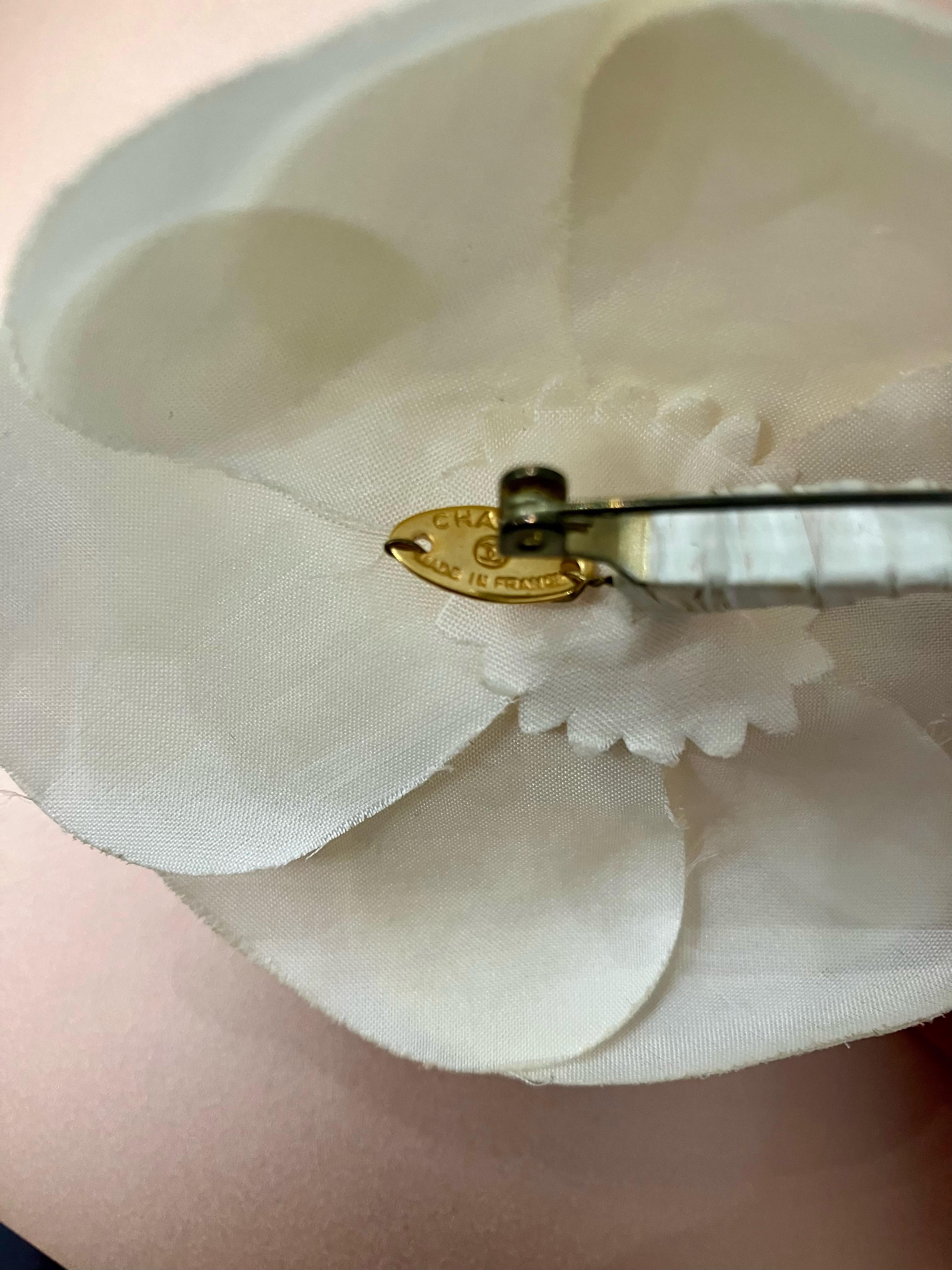 Chanel Broche Camélia de Seda Marfil en Bueno estado para la venta en Paris, FR