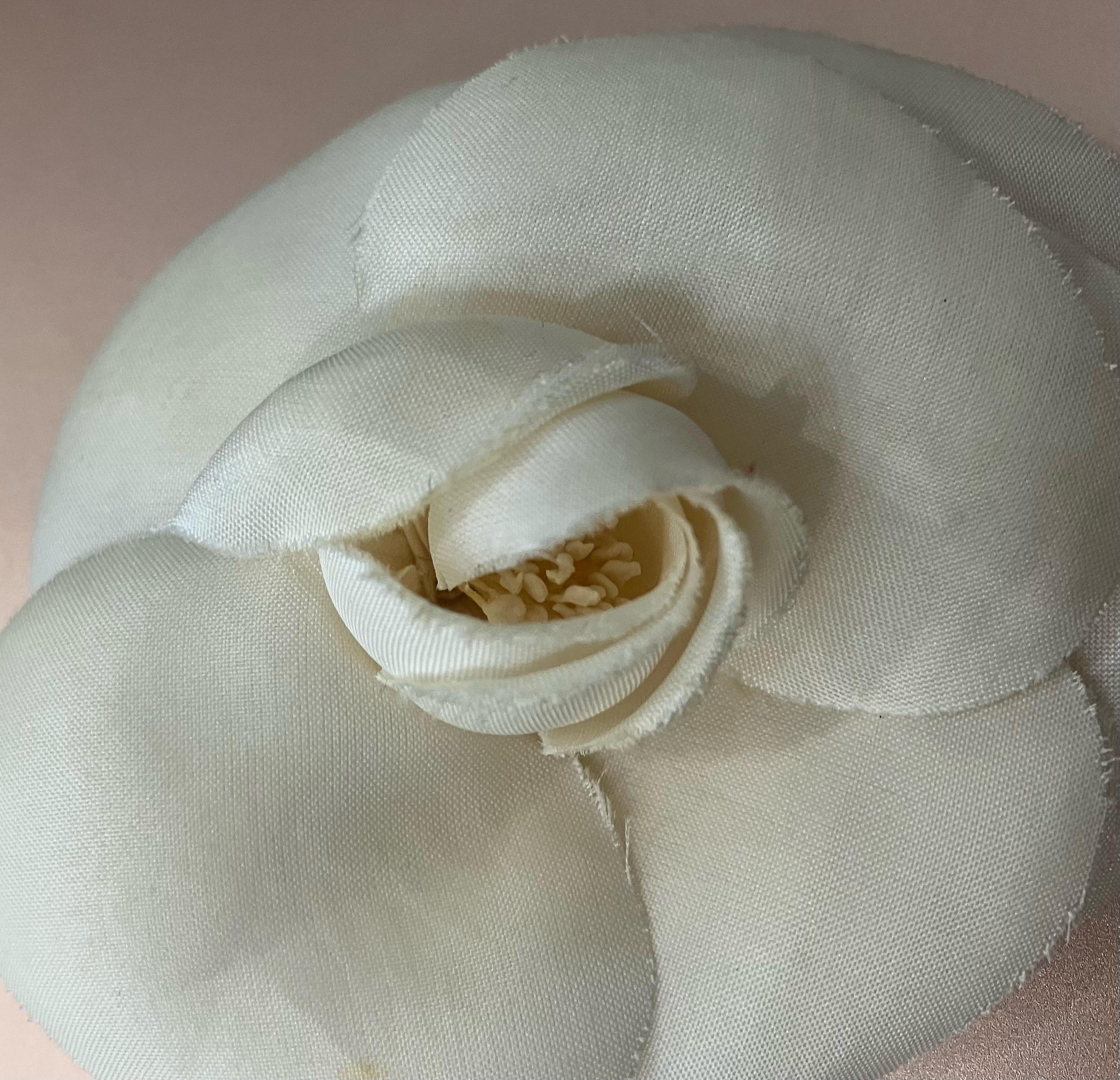 Femenino o masculino Chanel Broche Camélia de Seda Marfil en venta
