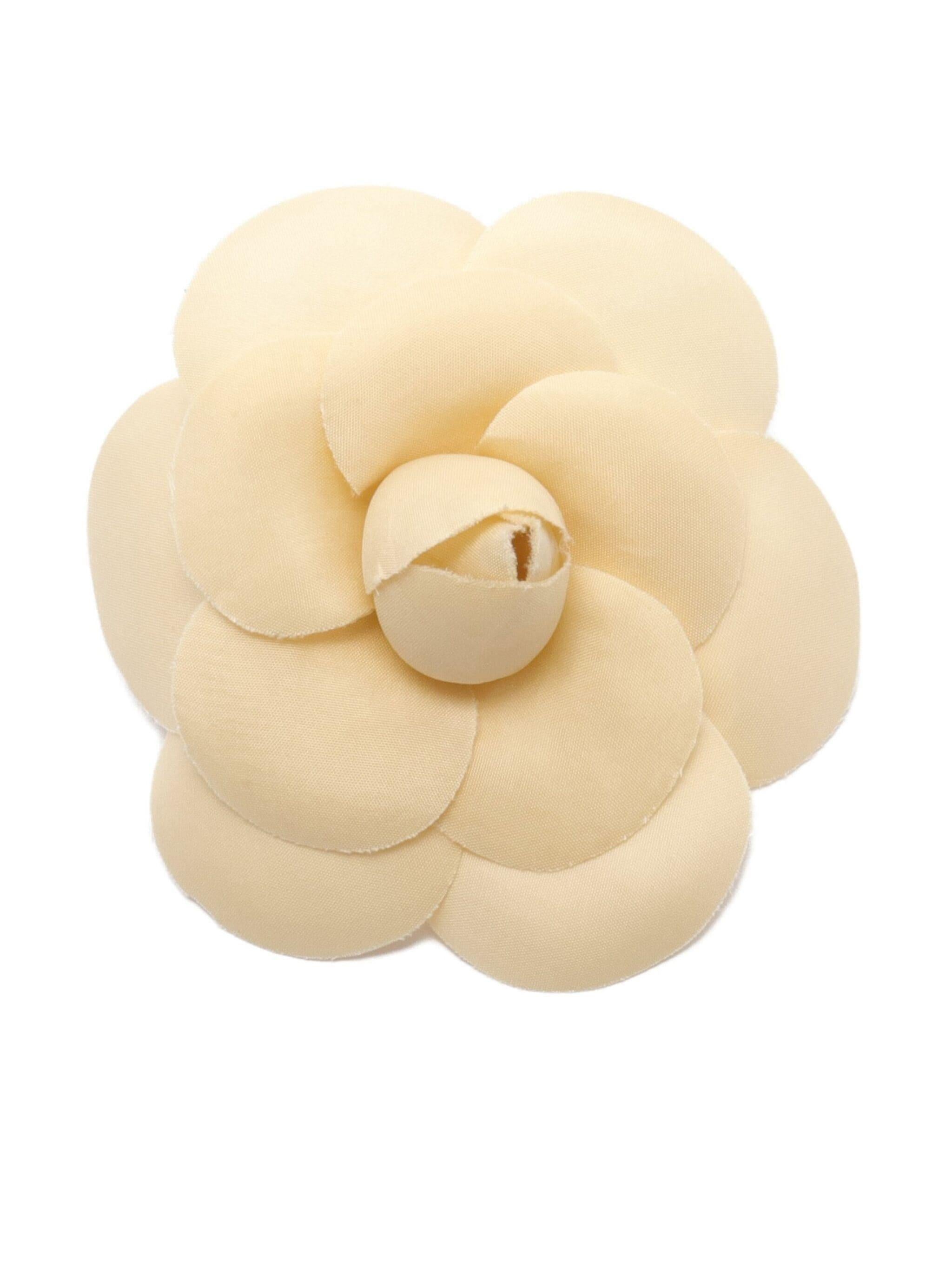 Chanel Broche Camélia de Seda Marfil en venta 1