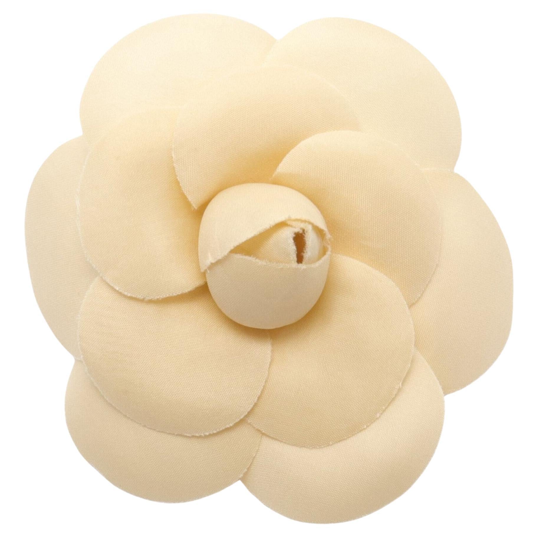 Chanel Broche Camélia de Seda Marfil en venta