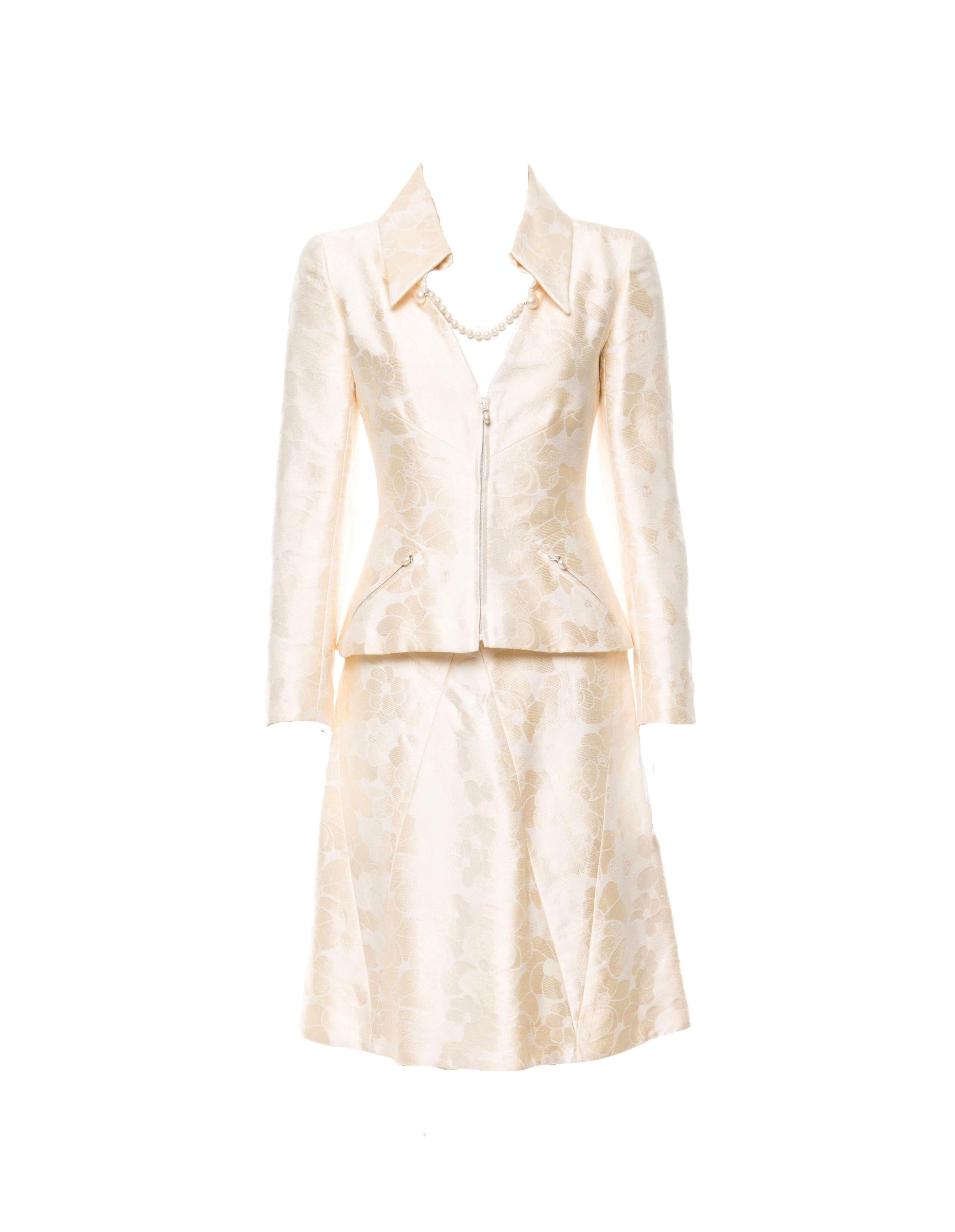 Beige Ensemble Chanel tailleur chemisier et jupe en jacquard perlé ivoire camélia, non porté, taille 34 en vente