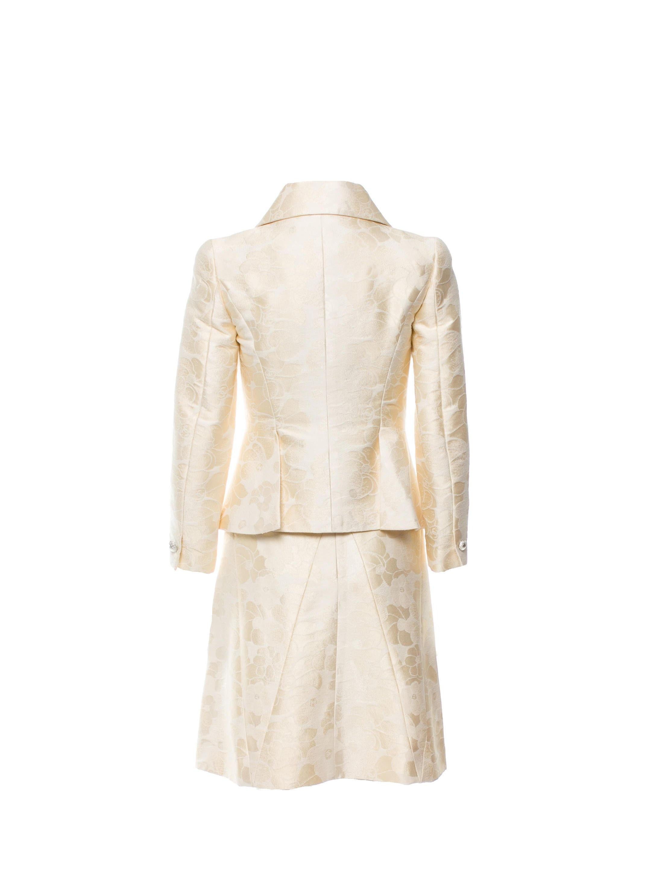 Ensemble Chanel tailleur chemisier et jupe en jacquard perlé ivoire camélia, non porté, taille 34 Bon état - En vente à Switzerland, CH