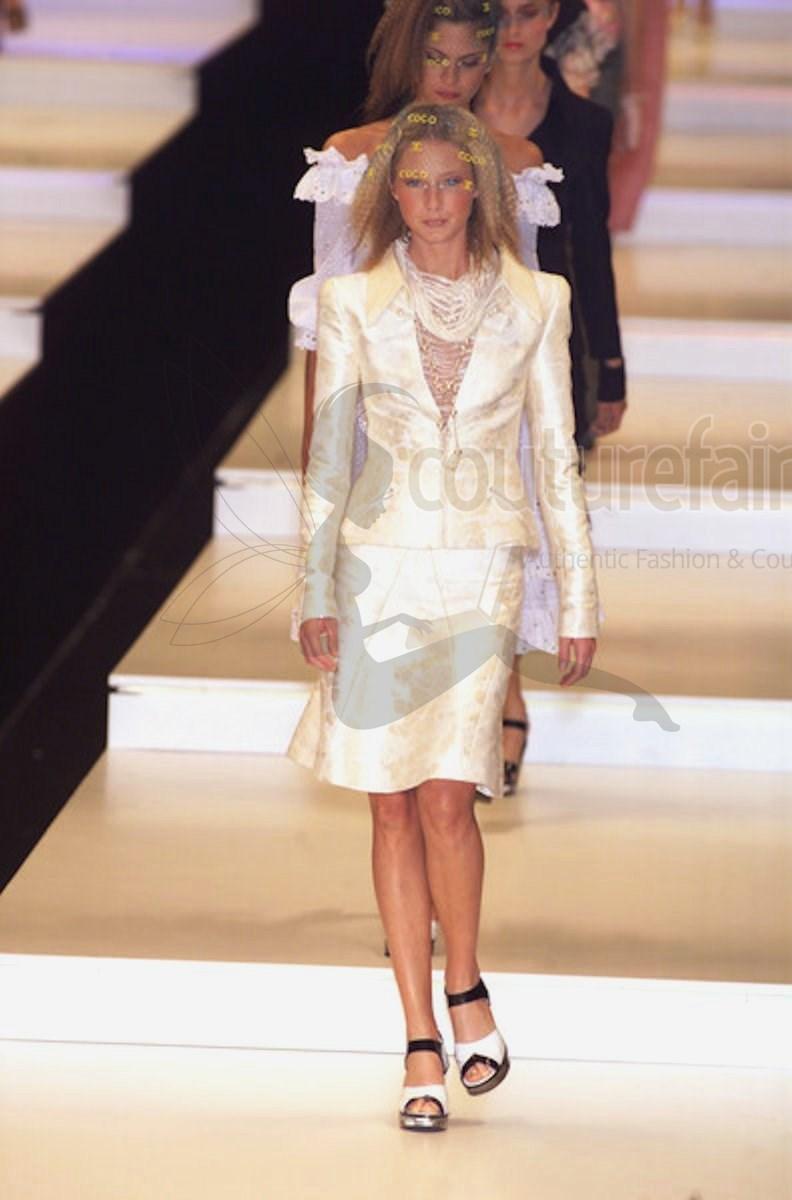 Ensemble Chanel tailleur chemisier et jupe en jacquard perlé ivoire camélia, non porté, taille 34 en vente 8