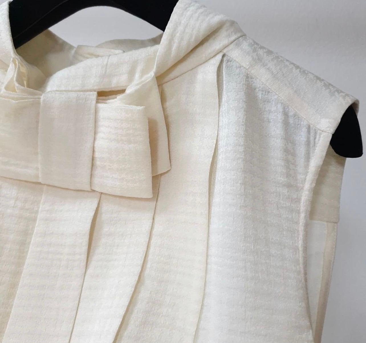 Chanel Ivory Sleeveless Pleated Silk Globe buttons Top In Good Condition In Krakow, PL
