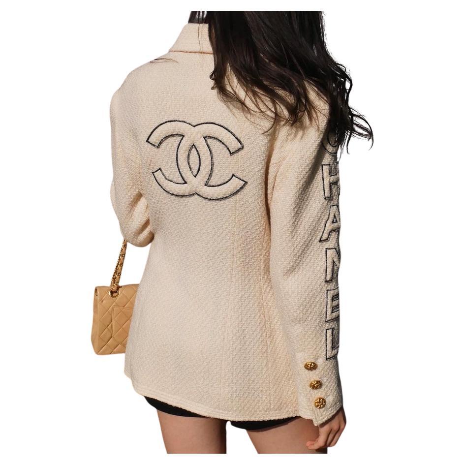 CHANEL Tweed marfil  Chaqueta blazer negra con logotipo 