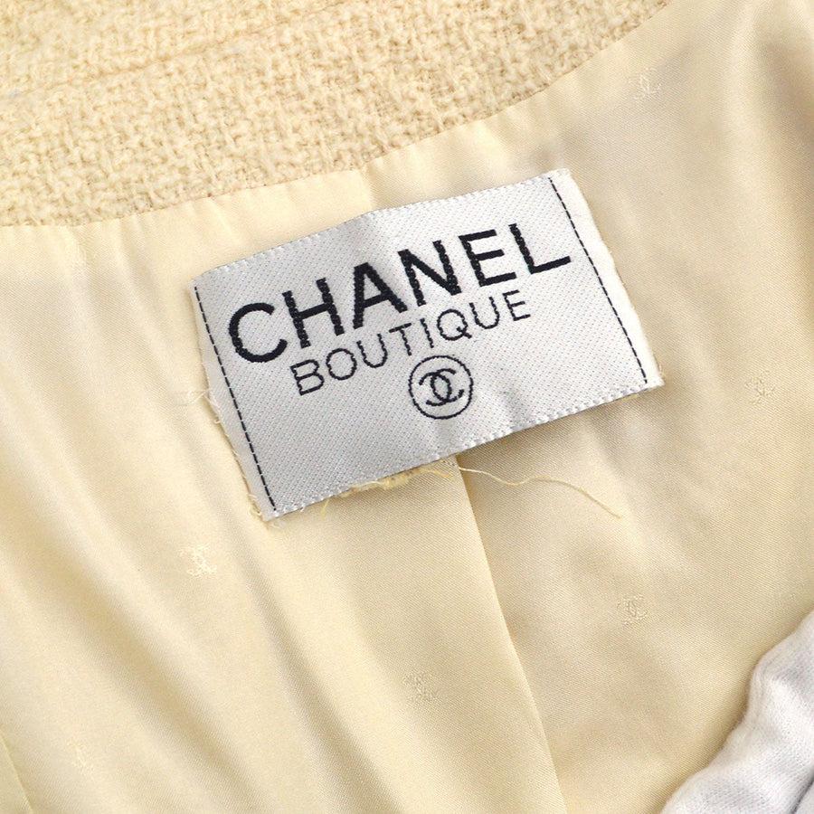 CHANEL Tweed marfil  Chaqueta blazer negra con logotipo 