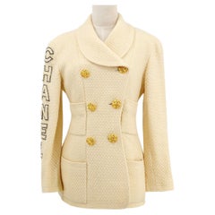 CHANEL Elfenbeinfarbener Tweed Schwarze 'CHANEL' Logo-Blazerjacke