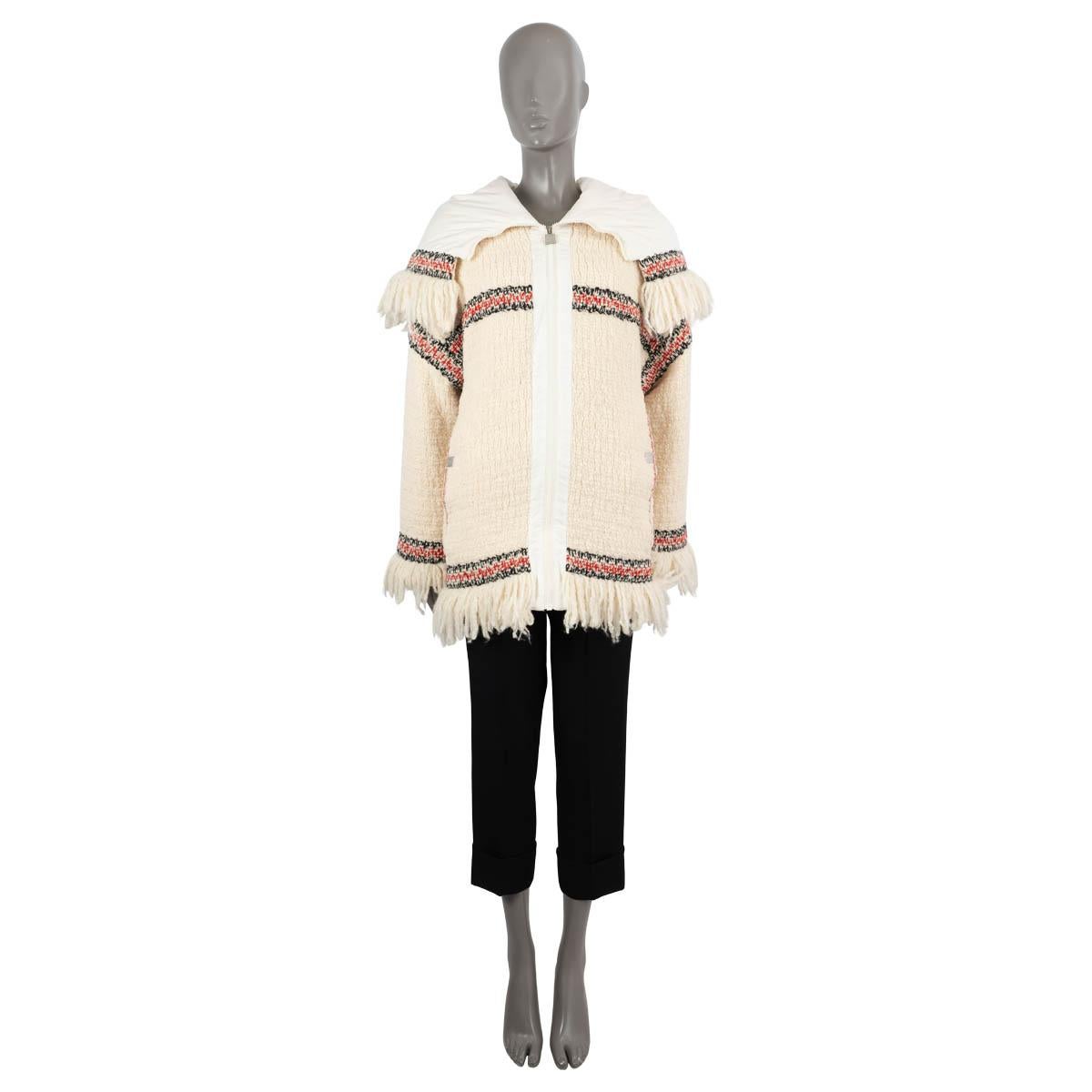 100% authentique Chanel 2008 veste polaire à franges en laine tweed ivoire (100%) et doublée en polyester blanc (100%). Le modèle est doté d'une grande capuche à franges, d'épaules tombantes et de deux poches fendues boutonnées sur le côté. La