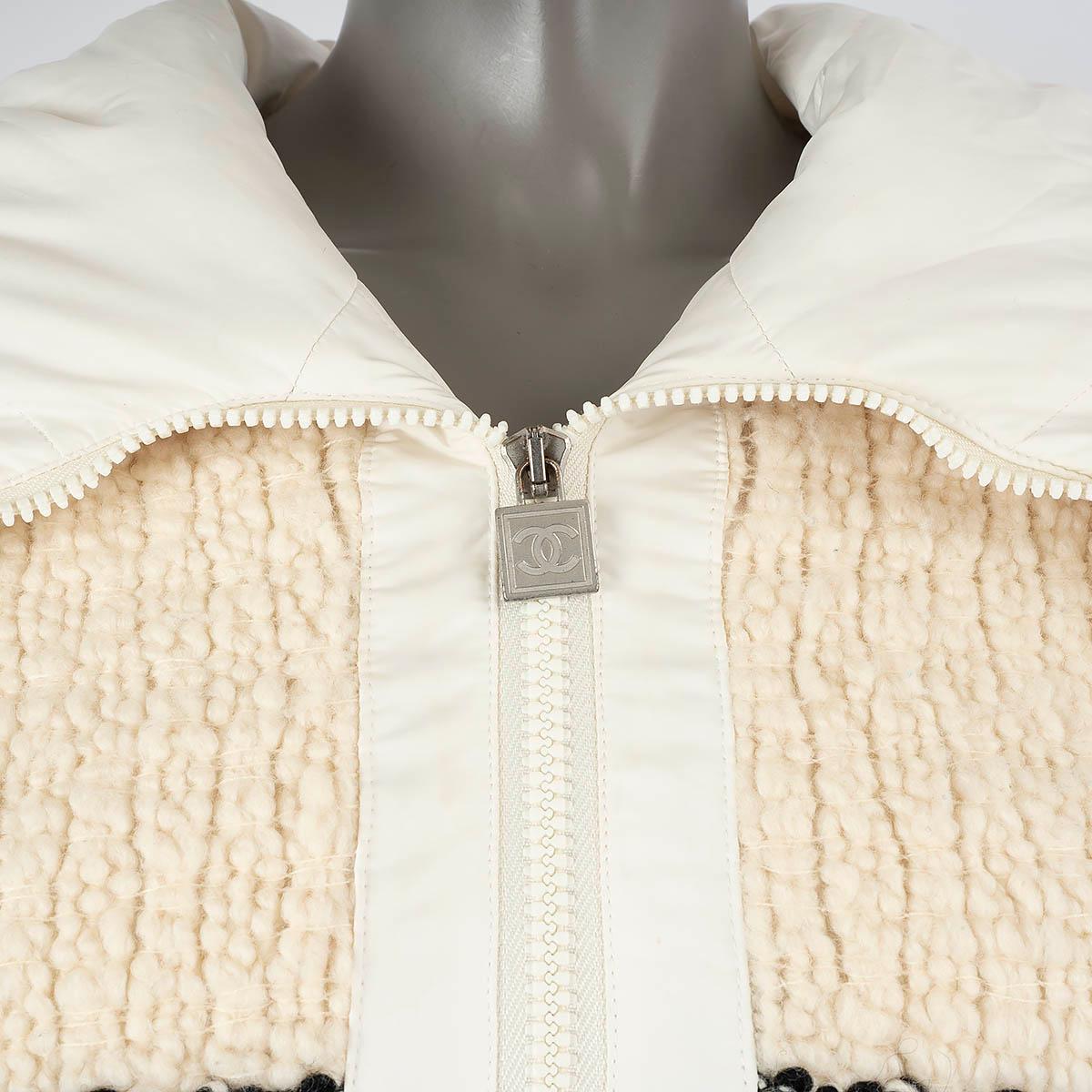 CHANEL ivory wool 2008 08A FRINGED TWEED PUFFER Jacket 36 XS For Sale 3