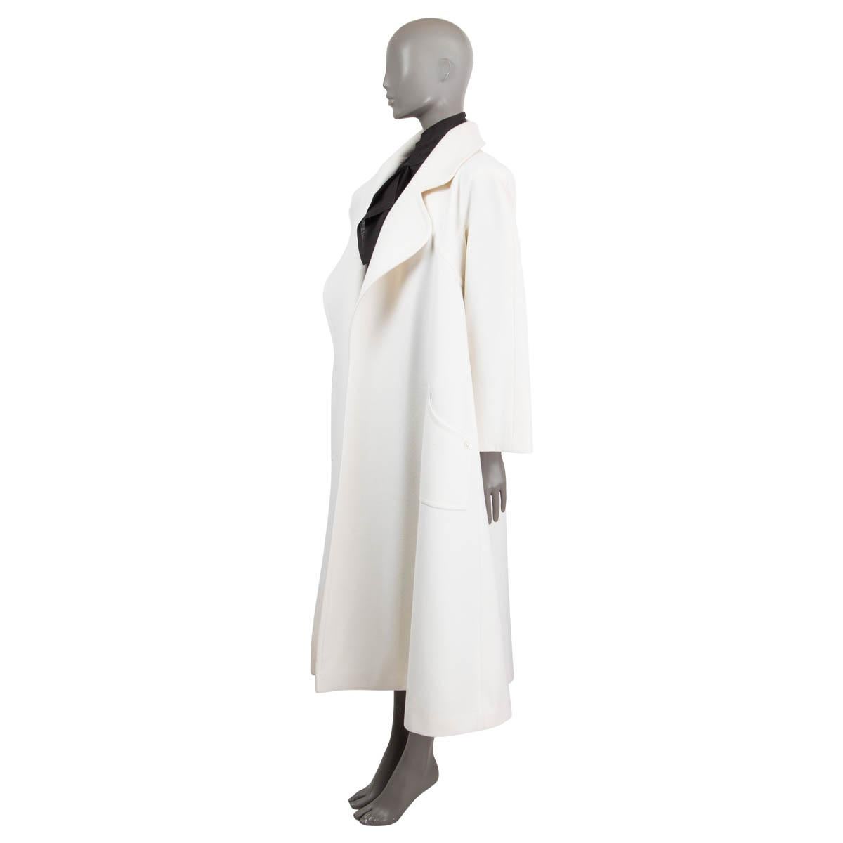 100% authentic Chanel 2017 open oversized coat in off-white wool (75%) and cashmere (25%). Features a wide collar, two patch pockets on the front and long raglan sleeves (sleeve measurements taken from the neck). Sleeves and bust lined in off-white