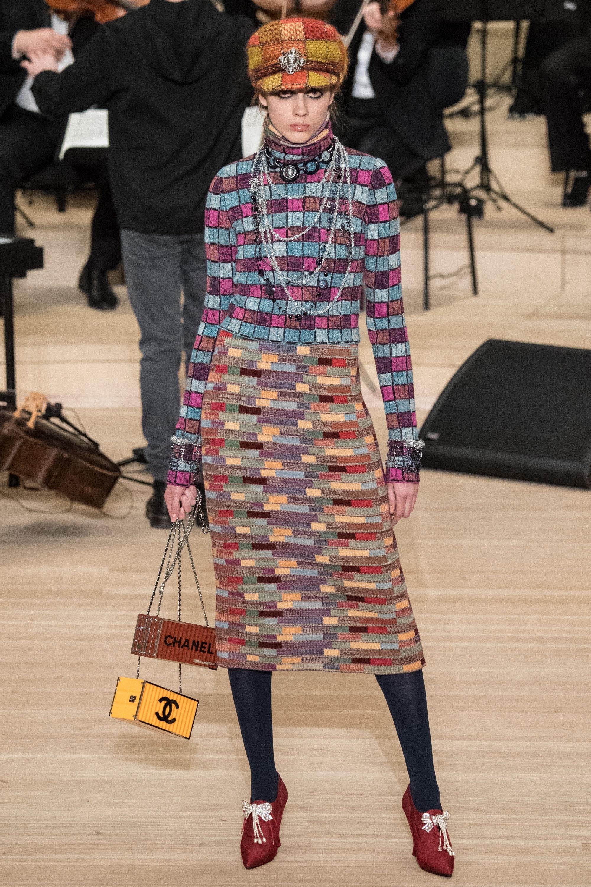Iconic “bricks” cashmere dress from Runway of Paris / HAMBURG Metiers d’Art Collection , 2018 Pre-Fall Metiers d'Art
Same style Chanel dress As seen on Jennifer Lopez
Colors like a masterpiece 
- CC logo charm at waist
Size mark 42 fr
Condition: