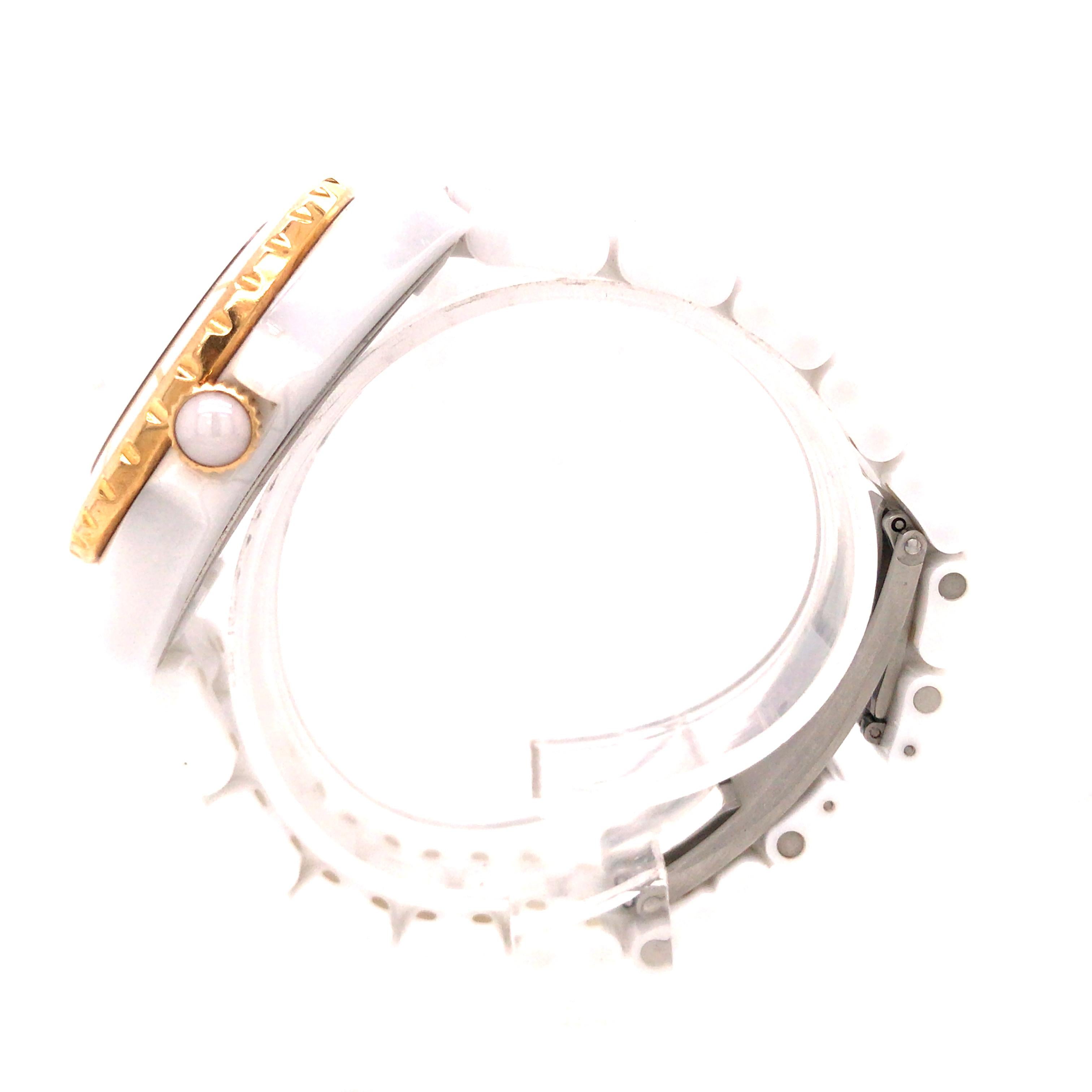 Chanel J12 33mm Uhr aus weißer Keramik und 18K Gelbgold mit Diamantmarkern. Weißes Gehäuse aus hochfester Keramik und Stahl. Weißes Lackzifferblatt mit 12 Diamanten (~0::06 Karat) Verschraubte Stahlkrone mit weißem:: hochresistentem