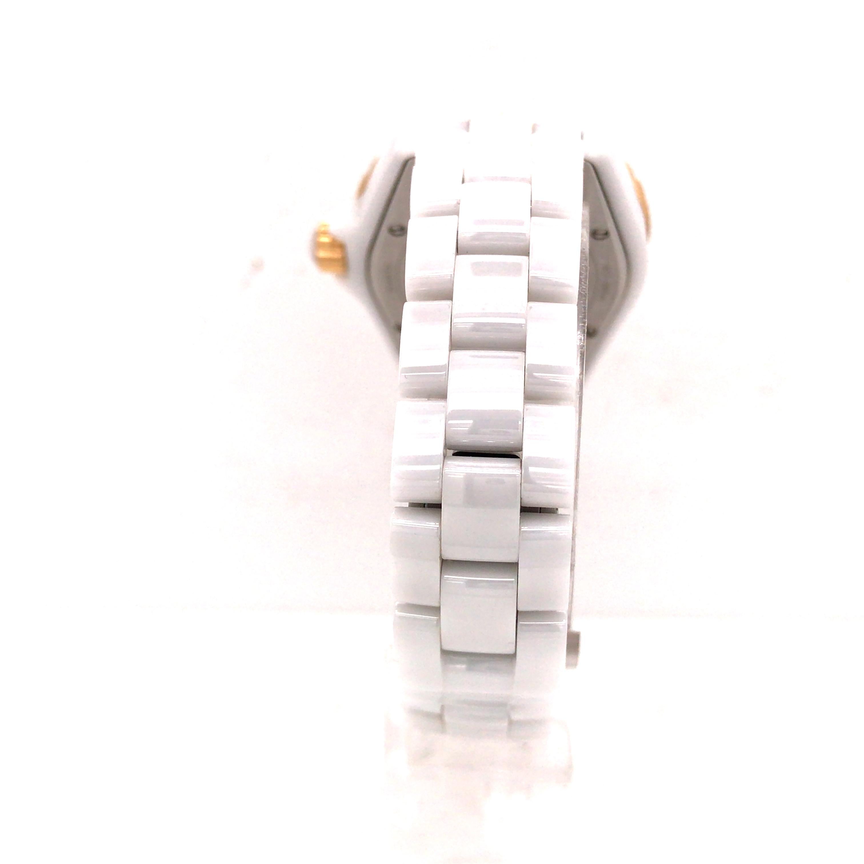 Chanel J12 Uhr aus weißer Keramik und 18 Karat Gelbgold mit Diamantindexen (Rundschliff)