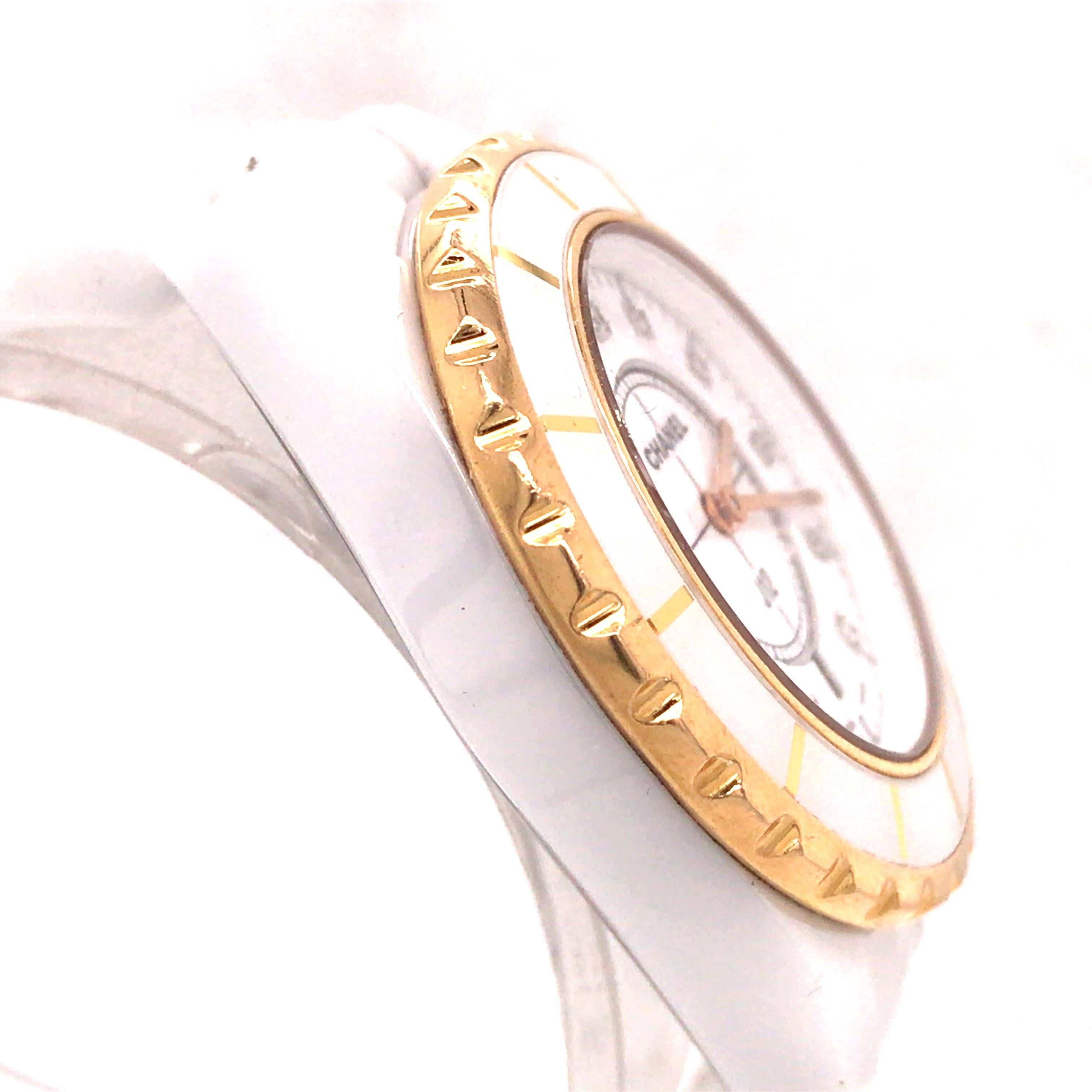 Chanel J12 Uhr aus weißer Keramik und 18 Karat Gelbgold mit Diamantindexen im Zustand „Gut“ in Boca Raton, FL