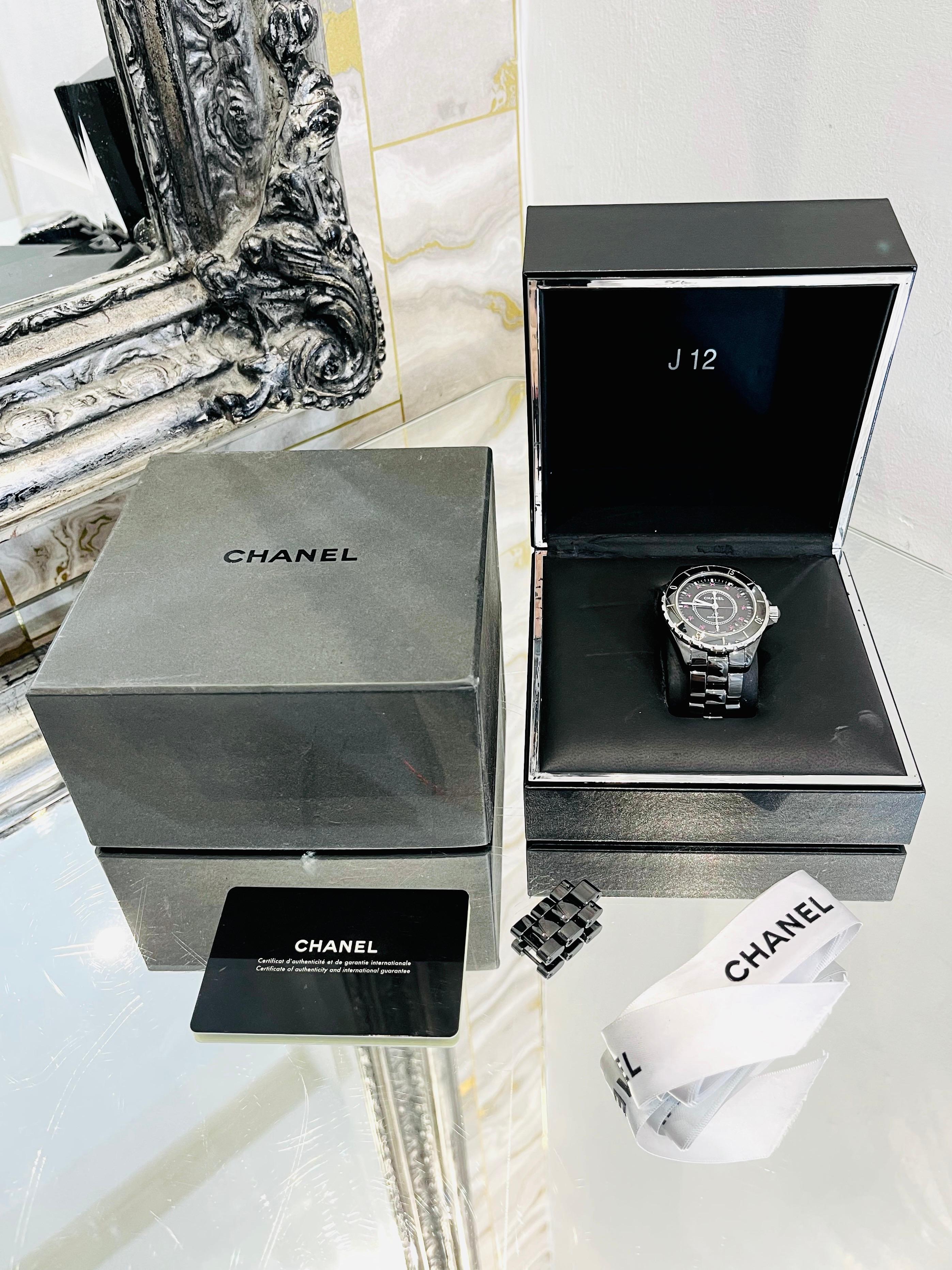 Reloj Chanel J12 Automático Esfera Rubí

Modelo J12 de cerámica negra con esfera de puntos Rubí y embellecedor de acero inoxidable.

Cierre de hebilla desplegable

Tamaño - 38 mm

Estado - Bueno ( Algunos arañazos)

Composición - Rubíes, Cerámica,