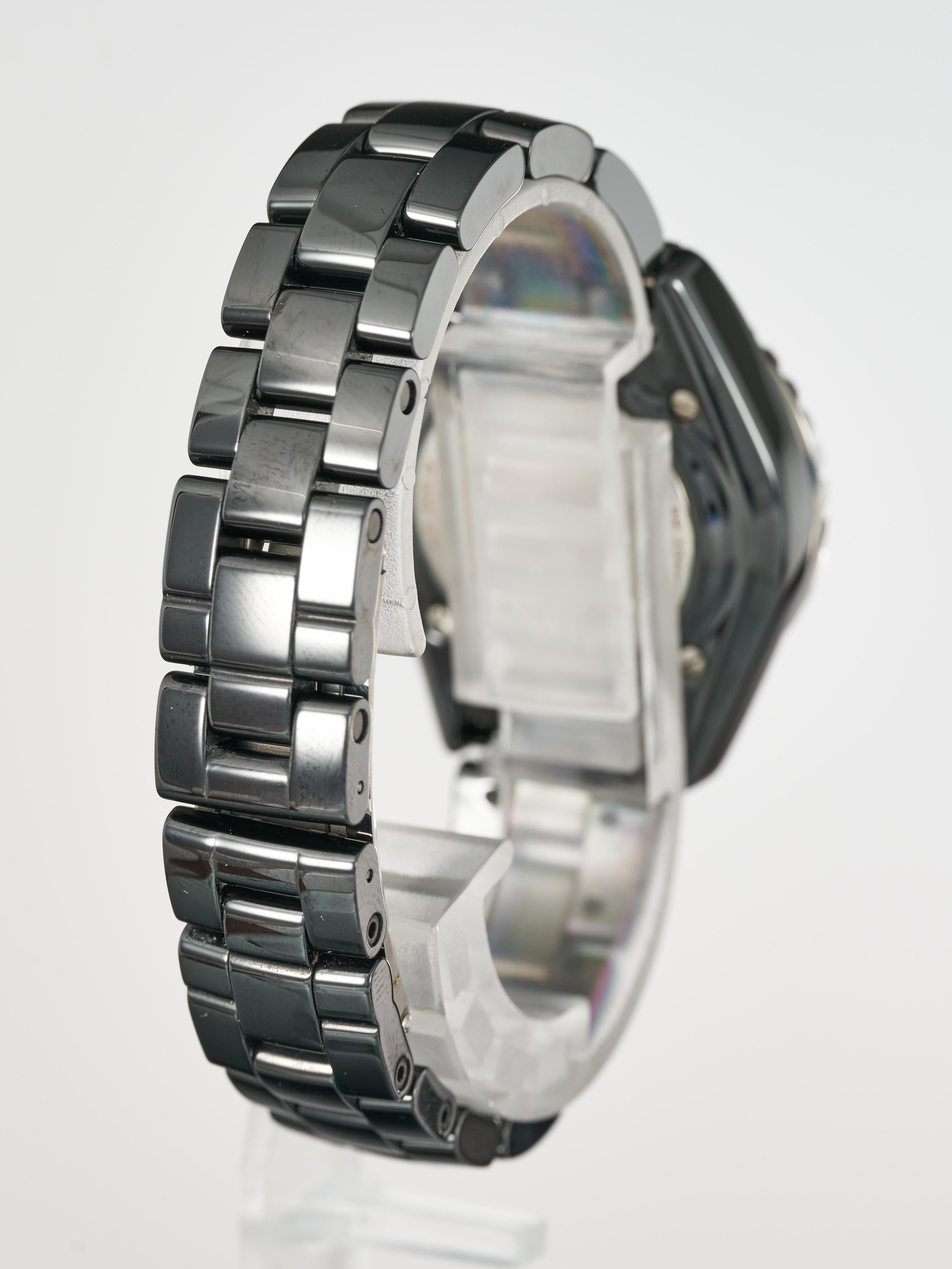 Chanel J12, 33 mm, Electro H7121, édition limitée, quartz arc-en-ciel Excellent état - En vente à London, GB