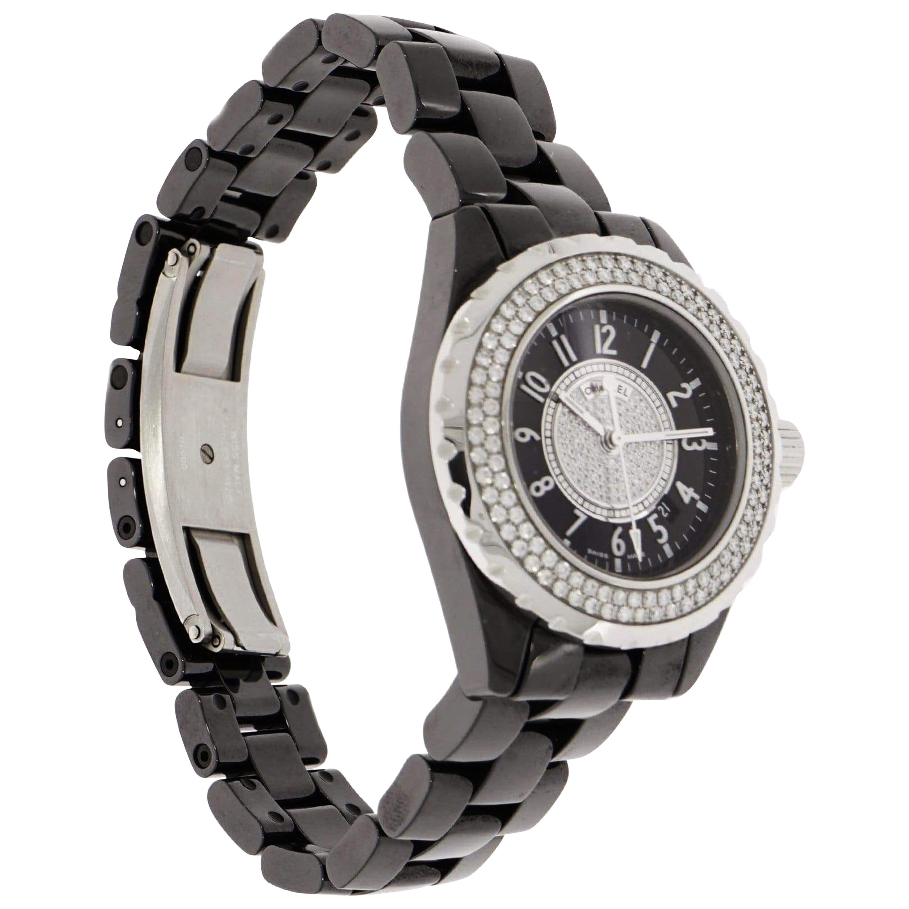 
La montre Chanel J12 (réf. H1708) est dotée d'un mouvement à quartz de fabrication suisse, d'un cadran en laque noire avec centre pavé de diamants serti de 108 diamants taille ronde et de 12 indicateurs en diamant taille unique, d'un affichage de