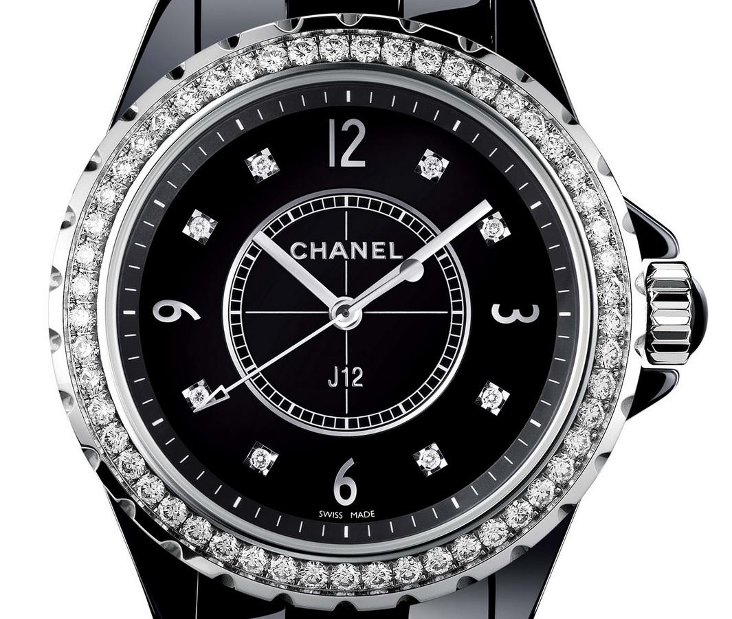 Materials
Black ceramic
Steel
Diamond
Case Size 33 mm
Black highly-resistant ceramic and steel case
Bezel
Steel fixed bezel set with 53 brilliant-cut diamonds (~1.06 carat)
Dial
Black-lacquered dial set with 8 diamond indicators (~0.04