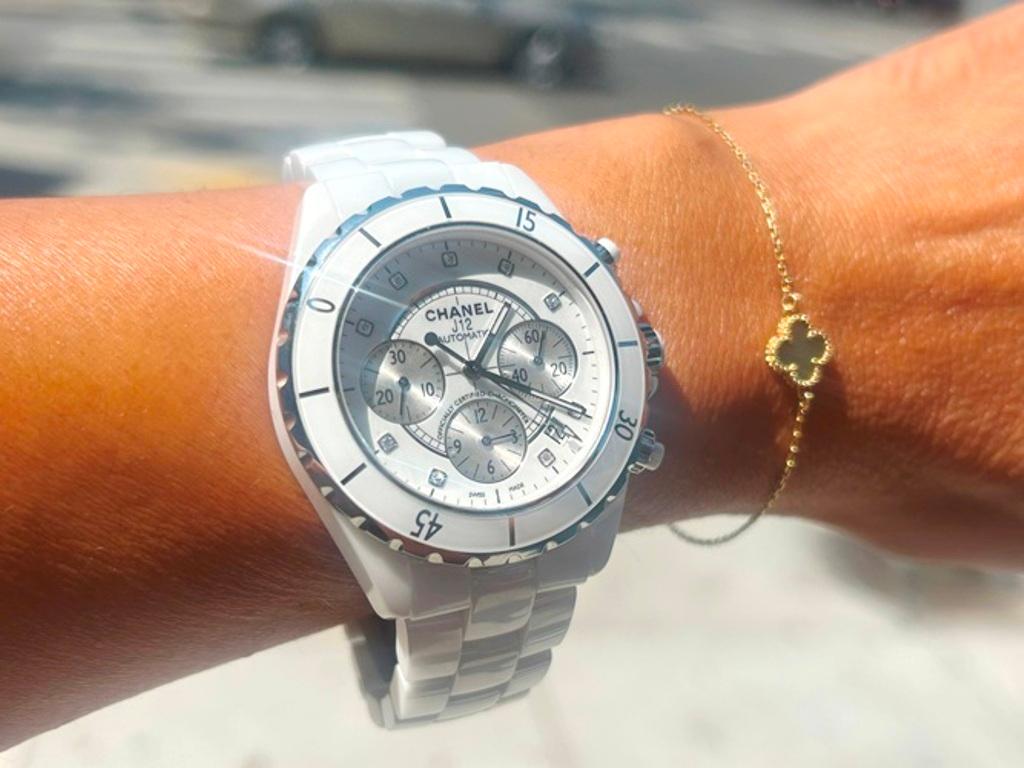 Chanel J12 Chronograph Uhr 

J12 - Eine Ikone der Chanel-Uhrmacherkunst
Die J12 übersteht den Test der Zeit an Ihrem Handgelenk. Seine Keramik überwindet jedes Hindernis, wenn sie mit den härtesten Tests unter simulierten Extrembedingungen