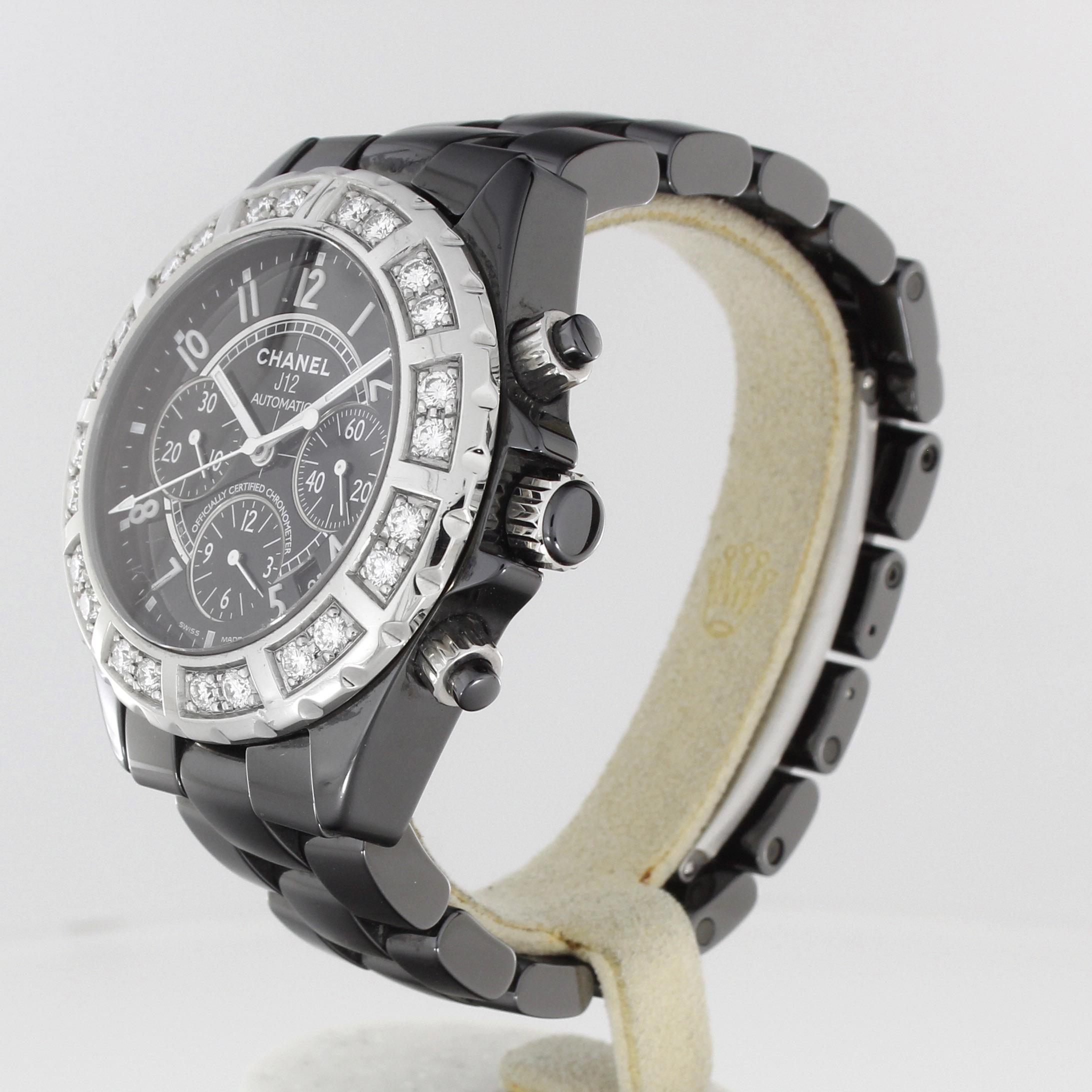 Chanel J12 Chronograph Diamant-Lünette schwarzer Keramik H1178 Automatik-Armbanduhr von 2004

Referenz: H1178
Material: Keramik
Uhrwerk: Automatik
Durchmesser: 41 mm
Zifferblatt: Schwarz
Armbänder: Keramik
Zubehör: Box & Original-Zertifikat