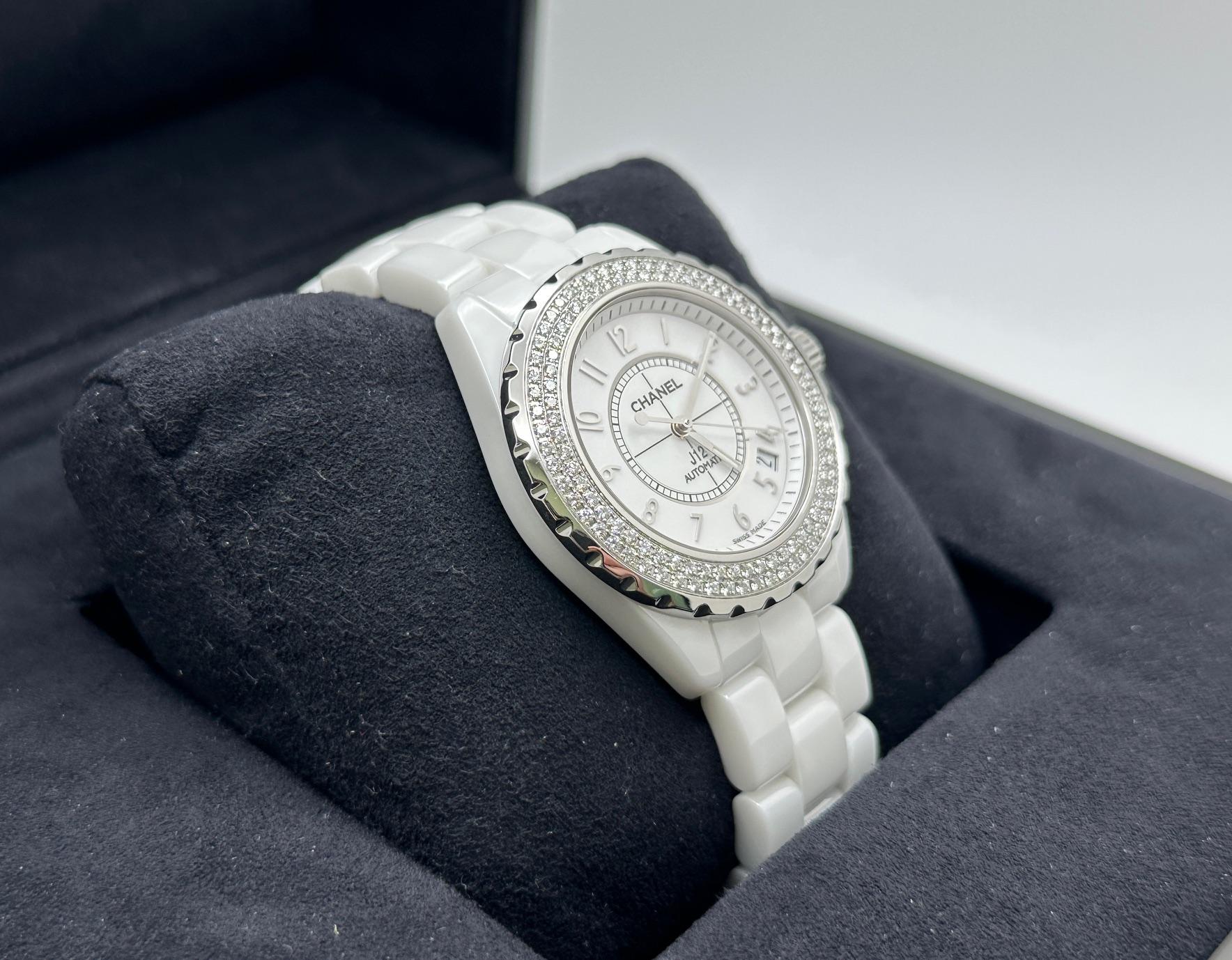 CHANEL J12 Date H0969 Diamond Bezel White Ceramic 38mm Box Papers In Excellent Condition For Sale In San Diego, CA