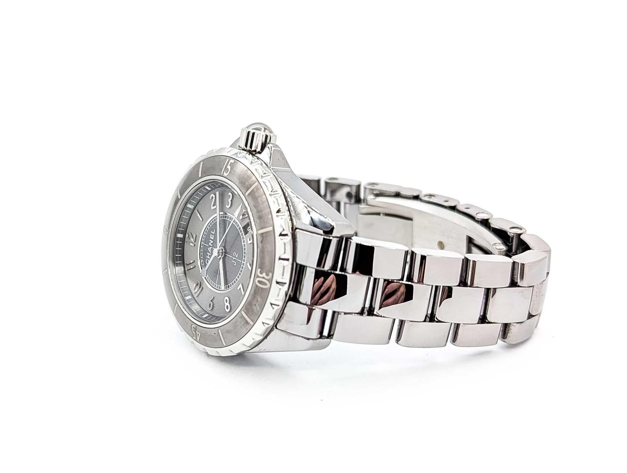 Este llamativo reloj de 34 mm, perteneciente a la emblemática colección J12 de Chanel, encarna la sofisticación elegante con un toque contemporáneo. Fabricado en cerámica gris de alta tecnología con una pulsera a juego, combina durabilidad con un