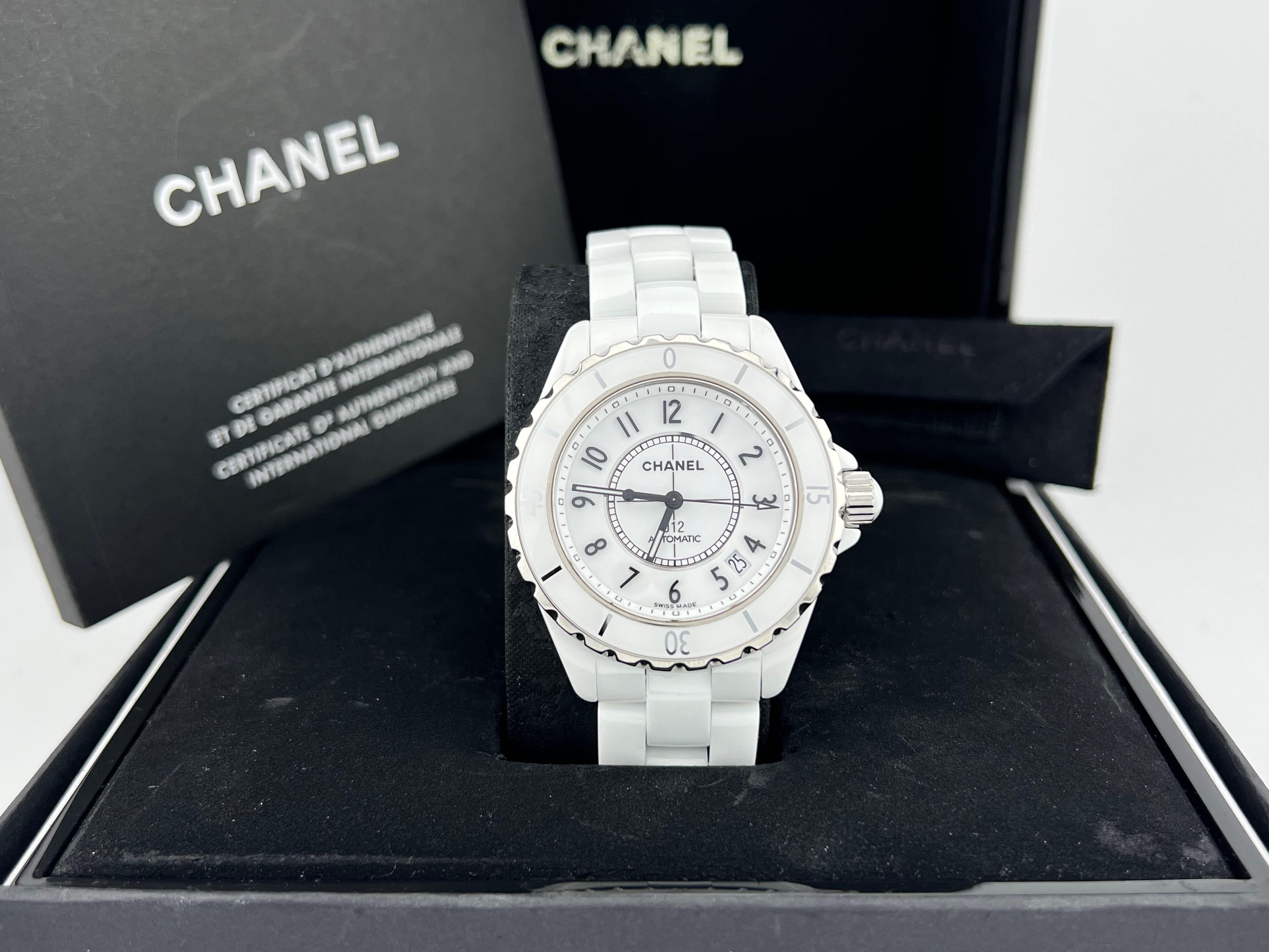 Stilnummer: H5700
Modell: Chanel J12
Gehäuse MATERIAL: Weiße Keramik 
Band: Weiße Keramik und Edelstahl
Lünette: Weiße Keramik 
Zifferblatt: Weiß
Gesicht: Saphirglas 
Gehäusegröße: 38mm 
Enthält: 
-Chanel Box
-zertifizierte Schätzung 
-1 Jahr