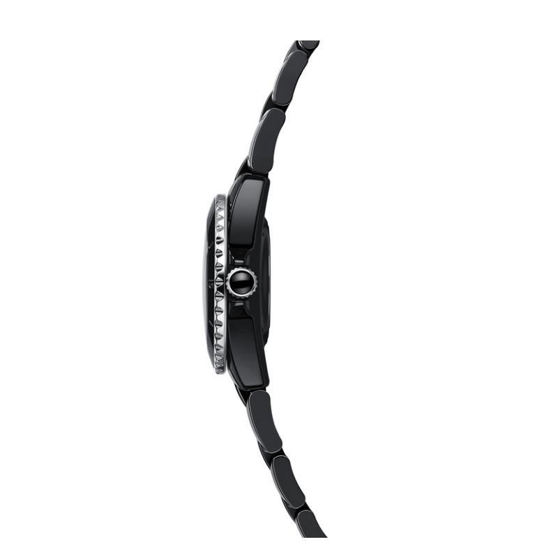 Materials
Black ceramic
Steel
Case
Black highly resistant ceramic and steel case
Bezel
Steel unidirectional rotating bezel
Dial
Black-lacquered dial
Crown
Steel screw-down crown with black highly resistant ceramic cabochon
Strap
Black highly