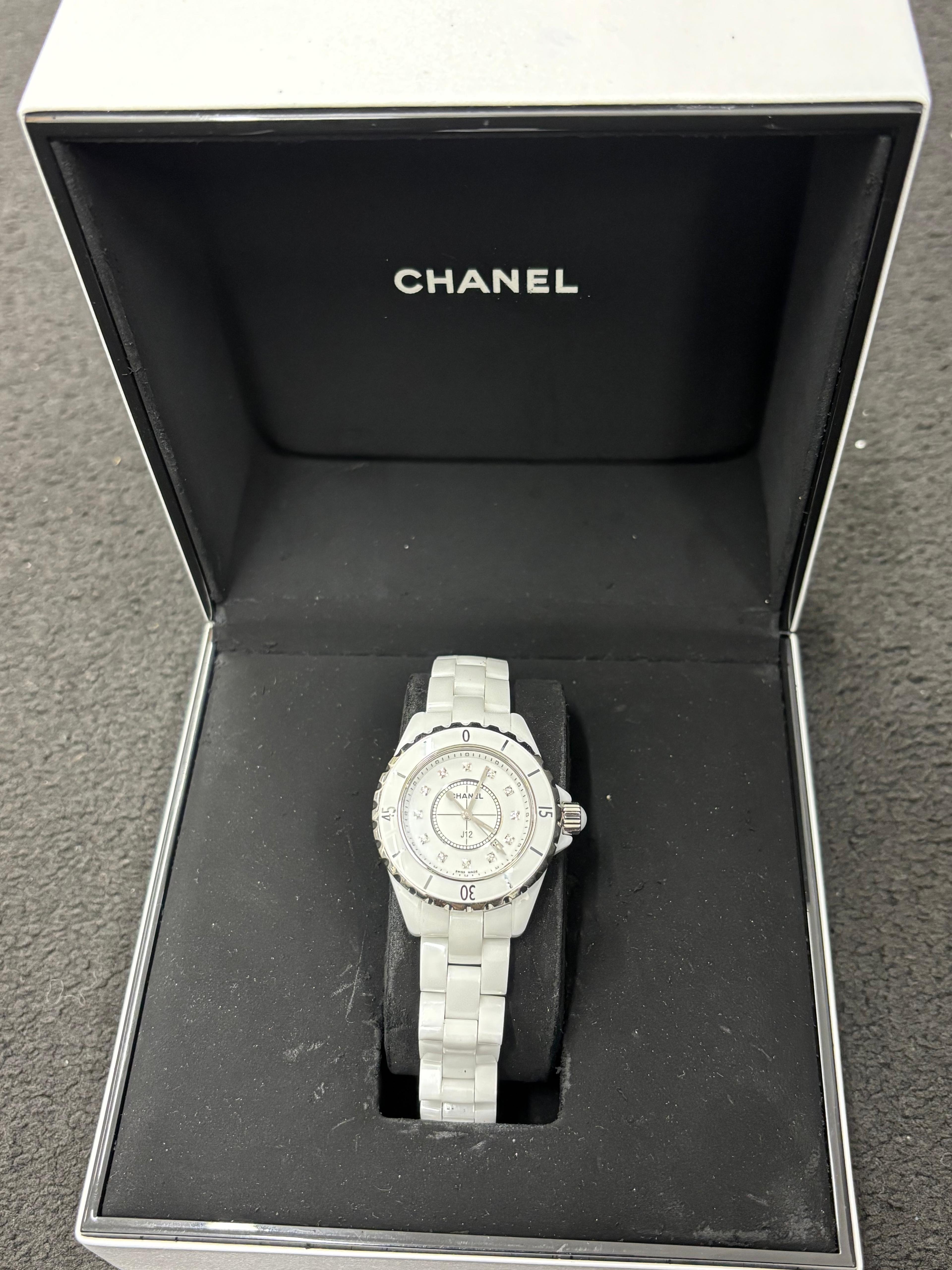 Chanel J12 Montre blanche en céramique, 38 mm en vente 6
