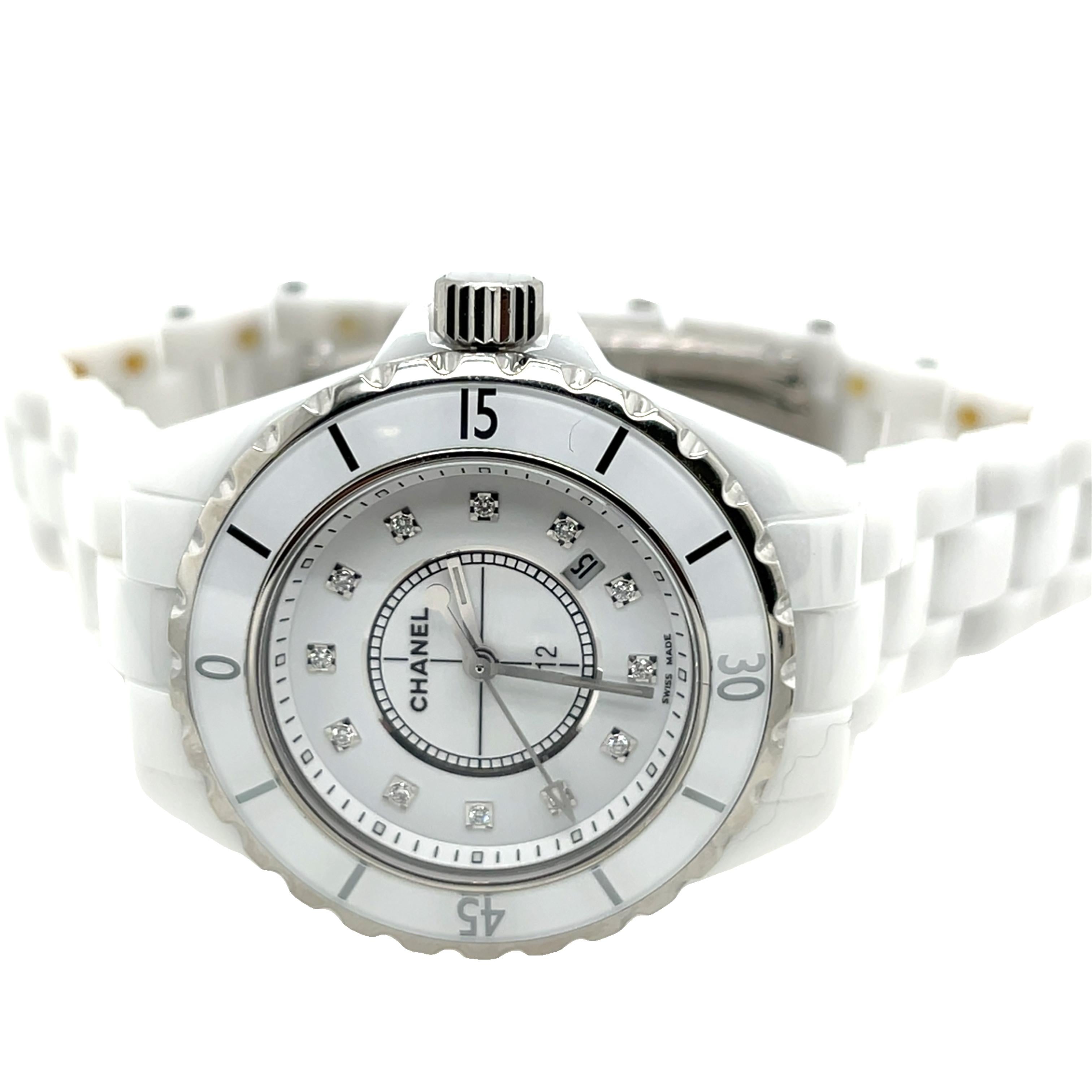 Une montre Chanel J12 intemporelle et sophistiquée, dotée d'un boîtier en céramique blanche de 38 mm qui respire l'élégance et la durabilité. Le cadran blanc élégant est complété par des aiguilles et des marqueurs lumineux, garantissant une